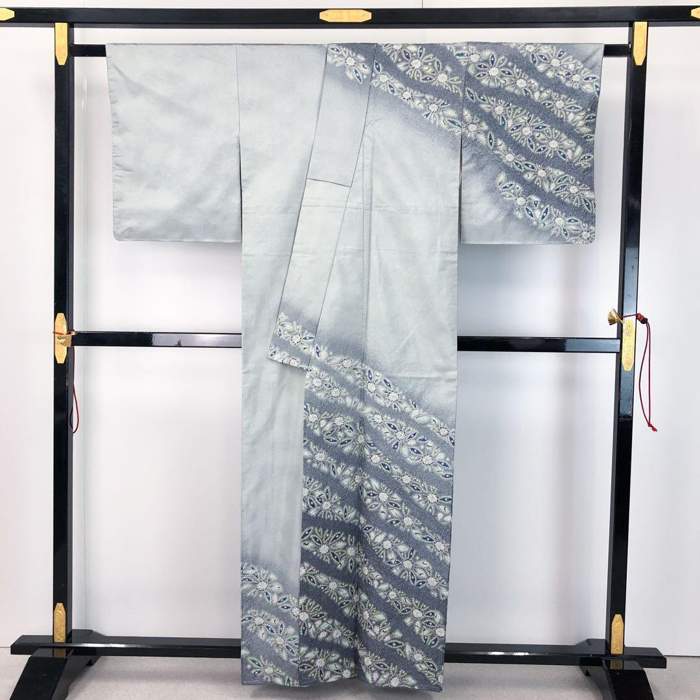 【お得なクーポン配布中】 訪問着 染大島 梅原虎峰 絞り 花柄模様 薄浅葱鼠色 しつけ糸 K-4476 着物 きもの kimono 和服 和装 中古 リサイクル着物 【送料無料】