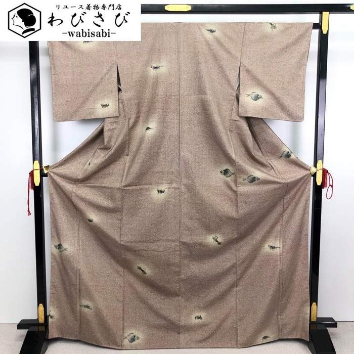 【お得なクーポン配布中】 紬着物 作家物 生つむぎ 魚 烏賊 蟹 薄小豆色 トールサイズ K-3030 着物 きもの kimono 和服 和装 中古 リサイクル...