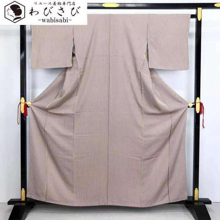 【お得なクーポン配布中】 小紋 縦縞模様 ストライプ 縮緬 牡丹鼠色と麹色 K-2587 着物 きもの kimono ..
