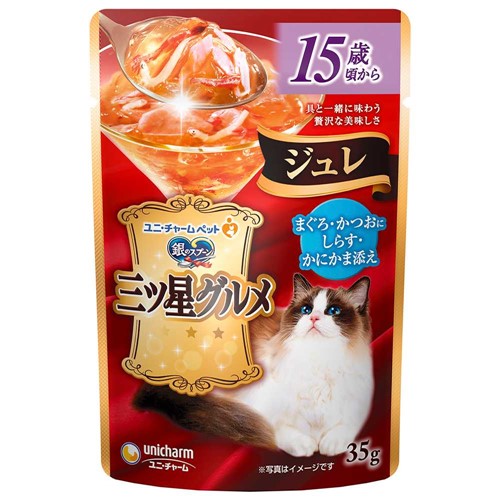 ※画像はイメージです。パッケージデザイン等は予告なしに変更されることがあります。※メーカーの欠品や製造中止により納期遅延、またはお届けできない場合がございます。ユニ・チャーム 銀のスプーン三ツ星パウチジュレ15歳からまぐろ・かつおにしらす・かにかま添え 35g 発売日：2019年11月18日●香りまで贅沢なお魚の美味しいウェットキャットフード【仕様】用途：キャットフード原産国：タイ原材料：魚介類（かつお、まぐろ、しらす、フィッシュエキス）、カニ風味カマボコ、調味料、増粘安定剤（加工でん粉、増粘多糖類）、ミネラル類（Cl、K）、ビタミン類（B1、B2、B6、B12、E）