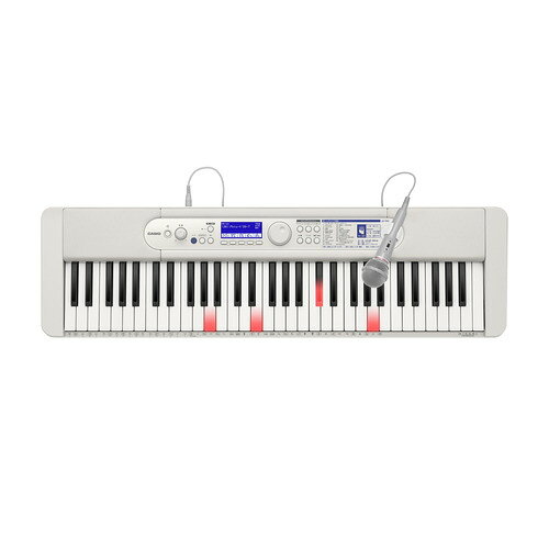 カシオ計算機 LK-550WE 光ナビゲーションキーボード 61鍵盤 3つの脳活機能搭載 230曲ソングバンク マイク付 ホワイト発売日：2026年9月4日●3つの脳活機能搭載弾く：脳にキクフレーズ=脳の血流UP ※東北大学協力により実証済み聴く：脳活BGM=作業効率UP ※東京大学と共同研究歌う：脳活カラオケ=認知機能UP ※東京大学と共同研究●光る鍵盤を追いかけて、はじめてでも簡単［光ナビゲーション］鍵盤が赤く光って、弾く場所を教えてくれます。楽譜が読めなくても、初めてのメロディーでも、好きな曲を気軽に簡単に演奏できます。●J-POPのヒット曲からアニメ、クラシックまで内蔵［230曲ソングバンク］バラエティに富んだ230曲を内蔵。レッスンしたり、自動演奏で聴いたり、付属のマイクと気持ちよく歌えるマイクエフェクトでカラオケを楽しむこともできます。楽譜集と歌詞集も付いています。IRIS OUT、怪獣、Blue Jeans搭載●ダウンロードした曲を、光ナビゲーションで演奏できる子供から大人まで楽しめる曲、ジャンルを超えた人気曲など、多彩なラインアップから好みの曲を選んでダウンロード購入できます。ダウンロード購入した曲を本体に転送して、内蔵曲と同様に光ナビゲーション機能やらくらくモード、ステップアップレッスンで弾いたり、自動演奏で聴いたり、カラオケをしたり。楽しみがさらに広がります。●［ステップアップレッスン］で自分のペースで着実に上達。3つのステップで、無理なく自分のペースで上達できる機能です。苦手な部分を繰り返し弾いたり、右手・左手のパート別に練習することもできます。●［AiX音源］心地よい音、豊かな表現力楽器としての本質的な音の良さを追求し、音楽的な表現力を高めたAiX音源により、ピアノはもちろん、弦楽器や管楽器、ドラムなど、600種類の音色で心地よく演奏できます。●気持ちよく歌えるマイク付属＆カラオケ機能エコーなどのエフェクトをかけたり、内蔵曲のキーを上げ下げしてカラオケを楽しむことができます。●ダウンロードした曲の転送やメロディマスターをワイヤレスで快適に。ワイヤレスMIDI＆AUDIOアダプター WU-BT10（別売）を本体に装着すれば、ダウンロードした曲をワイヤレスで本体へ転送したり、メロディマスターを手軽に楽しめたりと、さらに自由度が高まります。&nbsp;【仕様】鍵盤：61標準鍵音色：600音色最大同時発音数：48音リズム：180リズム内蔵曲：230曲（プリセット 150曲/脳にキク 50曲/脳活BGM30曲）エフェクト：リバーブ（20種類）、コーラス（10種類）トランスポーズ：ありタッチレスポンス：3種類、オフメトロノーム：1〜16拍子、オフスピーカー：（13cm×6cm）×2 アンプ出力：2.5W＋2.5W 電源：2電源方式　家庭用AC100V電源または、単3形アルカリ乾電池（連続動作時間：アルカリ乾電池使用時約3時間）※条件による消費電力：7.5Wサイズ：幅930×奥行258×高さ84mm質量：4.6kg（電池含まず）入出力端子：ヘッドホン出力、マイク入力、ペダル、オーディオ入力、USB TO HOST（USB Type A、micro USB Type B）付属品：ACアダプター、マイク、マイクホルダー、楽譜集、歌詞集、譜面立て