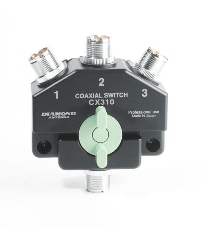 第一電波工業 ダイヤモンド CX310A 1回路3接点 同軸切換器 CX310A本器は高周波信号用として開発された同軸切換器です。アイソレーションがよく端子間の結合、誘導などがありません。通過ロスが少なくSWRが低いので安心して使用できます。使用周波数範囲が広いので業務用、アマチュア無線用などに使用できます。耐電力が大きく発熱もありません。コネクターの中芯導体には金メッキを採用し、信頼性を高めています。本体には堅牢な亜鉛ダイカストを使用しておりますので機械的強度も大変強く電気的変化もありません。どこへでも簡単に取り付けることができます。切り換え部分は大型の接触片を使用していますので接点の劣化が少なく安定した接触を得ることができます。