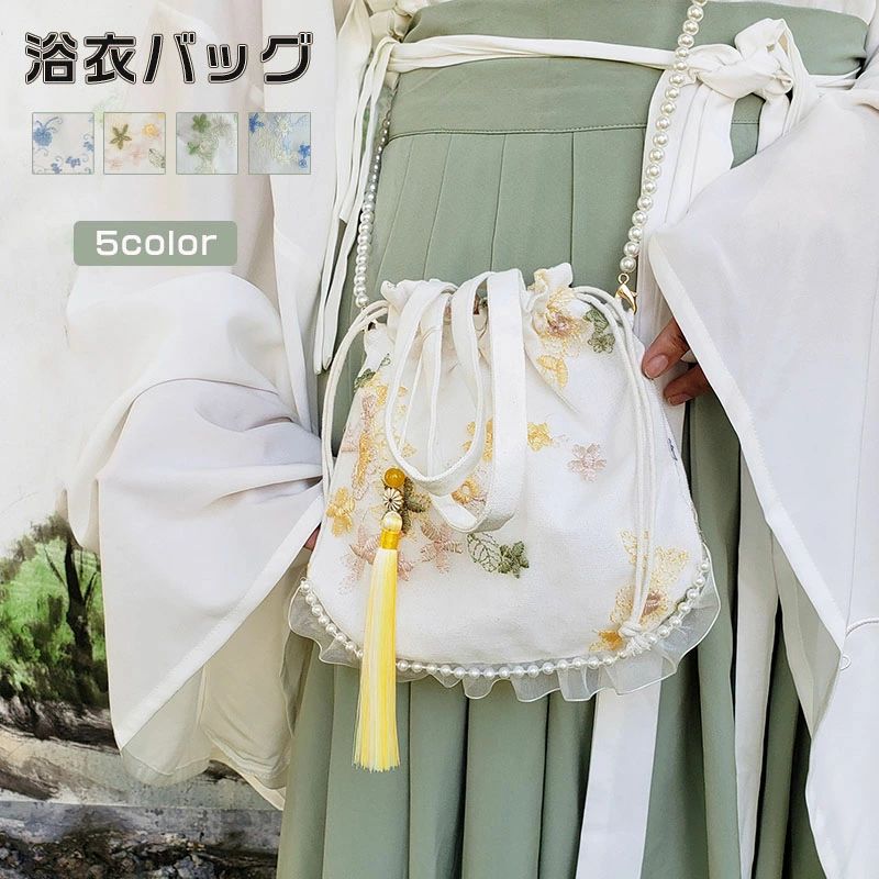 メーカー希望小売価格はメーカーカタログに基づいて掲載しています【商品説明】■商品名：バッグ■生産国：中国■おすすめのポイント：1. コンパクトなサイズ：持ち運びやすさ: 小さめのバッグは軽量で持ち運びが容易です。浴衣を着る際には、シンプルでスリムなバッグが便利で、邪魔になりません。必要最低限の収納: 浴衣に合うように、必要なもの（財布、携帯電話、鍵など）だけを収めるのに最適です。これにより、無駄に荷物が増えることがなくなります。2. ファッション性浴衣の和の雰囲気に対して、上品なアクセントを加えることができます。コーディネートのアクセント: 浴衣だけでなく、他の和装やカジュアルな服にも合わせやすいため、コーディネートの幅が広がります。3. 実用性用途に応じたデザイン: 小さいバッグはデザインがシンプルで、様々なシーンで使いやすいです。お祭りや花火大会などのイベントでも最適です。4. 季節感やイベントに合わせた仕様季節のデザイン: 浴衣に合わせたデザインや色合いが選ばれることが多く、季節感を楽しむことができます。特に夏のイベントにぴったりです。5. プレゼントや贈り物にも最適ギフトに適している: 小さめで可愛いデザインのバッグは、友人や大切な人へのプレゼントとしても喜ばれるアイテムです。注意点●生産時期により、色・サイズ・デザインが多少が異なる場合がございます。あらかじめ御了承下さい。●サイズ表記は手作業にて行っておりますので、実物と若干の誤差が生じる場合があります。●商品写真はできる限り実物の色に近づけるよう徹底しておりますが、お使いのモニター設定、お部屋の照明等により実際の商品と色味が異なる場合がございます。●発送上の状態によって商品がシワになる場合がございます。予めご了承くださいませ。●当商品は機械による生産の過程上、どうしても「生地を織る際の糸の継ぎ目」や多少の「ほつれ」、生地の織りに他繊維が「混紡」しているなどが生じている場合がございますが、品質上の問題ではございません。●加工工程で混じり込んでしまう浮遊する繊維、ほつれた糸が生地に混じることを起きる可能性がございますので、異物混入に見えますが、不良品ではございません。●多少縫製があらいもの、シワ・糸クズが多い場合、素材表示が実際と異なるものが付いている場合がございます。●輸入品となりますので多少の傷、汚れ、縫製時の乱れがある場合がございます。●商品によっては染料の性質上、汗や摩擦により、色落ちしたり他に色移りすることがありますので、ご注意ください。●色の違う物と一緒につけ置きや洗濯をしないで下さい。●生地の特性上、匂いが強く感じられるものもございます。数日のご使用や陰干しなどでほとんど感じられなくなります。●長時間濡れたままで重ねて置いたり、摩擦（特に湿った状態での摩擦）や、汗や雨などでぬれた時は他の衣料等に移染する場合がございますのでお気を付け下さいませ。また他の物とは分けて洗って下さいませ。●商品により、色落ち・色移りがある場合がございます。●漂白剤の使用はお避け下さい。ショルダーバッグ 夏 巾着バッグ 刺繍 レース 切り替え 異素材 パール飾り レディース カバン 浴衣バッグ 斜め掛け 手提げ バッグ 小さめ ミニバッグ コンパクト 軽量 かばん ドローストリング 大人 可愛い 高見え 巾着 着物 振袖 袴 お祭り カジュアル ミニ刺繍巾着バッグです。チャームタッセル付き中華風ショルダーバッグです 小さめ 軽量 軽い 小物入れ きれいめ お花 かわいいメーカー希望小売価格はメーカーカタログに基づいて掲載しています【商品説明】■商品名：バッグ■生産国：中国■おすすめのポイント：1. コンパクトなサイズ：持ち運びやすさ: 小さめのバッグは軽量で持ち運びが容易です。浴衣を着る際には、シンプルでスリムなバッグが便利で、邪魔になりません。必要最低限の収納: 浴衣に合うように、必要なもの（財布、携帯電話、鍵など）だけを収めるのに最適です。これにより、無駄に荷物が増えることがなくなります。2. ファッション性浴衣の和の雰囲気に対して、上品なアクセントを加えることができます。コーディネートのアクセント: 浴衣だけでなく、他の和装やカジュアルな服にも合わせやすいため、コーディネートの幅が広がります。3. 実用性用途に応じたデザイン: 小さいバッグはデザインがシンプルで、様々なシーンで使いやすいです。お祭りや花火大会などのイベントでも最適です。4. 季節感やイベントに合わせた仕様季節のデザイン: 浴衣に合わせたデザインや色合いが選ばれることが多く、季節感を楽しむことができます。特に夏のイベントにぴったりです。5. プレゼントや贈り物にも最適ギフトに適している: 小さめで可愛いデザインのバッグは、友人や大切な人へのプレゼントとしても喜ばれるアイテムです。注意点●生産時期により、色・サイズ・デザインが多少が異なる場合がございます。あらかじめ御了承下さい。●サイズ表記は手作業にて行っておりますので、実物と若干の誤差が生じる場合があります。●商品写真はできる限り実物の色に近づけるよう徹底しておりますが、お使いのモニター設定、お部屋の照明等により実際の商品と色味が異なる場合がございます。●発送上の状態によって商品がシワになる場合がございます。予めご了承くださいませ。●当商品は機械による生産の過程上、どうしても「生地を織る際の糸の継ぎ目」や多少の「ほつれ」、生地の織りに他繊維が「混紡」しているなどが生じている場合がございますが、品質上の問題ではございません。●加工工程で混じり込んでしまう浮遊する繊維、ほつれた糸が生地に混じることを起きる可能性がございますので、異物混入に見えますが、不良品ではございません。●多少縫製があらいもの、シワ・糸クズが多い場合、素材表示が実際と異なるものが付いている場合がございます。●輸入品となりますので多少の傷、汚れ、縫製時の乱れがある場合がございます。●商品によっては染料の性質上、汗や摩擦により、色落ちしたり他に色移りすることがありますので、ご注意ください。●色の違う物と一緒につけ置きや洗濯をしないで下さい。●生地の特性上、匂いが強く感じられるものもございます。数日のご使用や陰干しなどでほとんど感じられなくなります。●長時間濡れたままで重ねて置いたり、摩擦（特に湿った状態での摩擦）や、汗や雨などでぬれた時は他の衣料等に移染する場合がございますのでお気を付け下さいませ。また他の物とは分けて洗って下さいませ。●商品により、色落ち・色移りがある場合がございます。●漂白剤の使用はお避け下さい。ショルダーバッグ 夏 巾着バッグ 刺繍 レース 切り替え 異素材 パール飾り レディース カバン 浴衣バッグ 斜め掛け 手提げ バッグ 小さめ ミニバッグ コンパクト 軽量 かばん ドローストリング 大人 可愛い 高見え 巾着 着物 振袖 袴 お祭り カジュアル ミニ刺繍巾着バッグです。チャームタッセル付き中華風ショルダーバッグです 小さめ 軽量 軽い 小物入れ きれいめ お花 かわいい