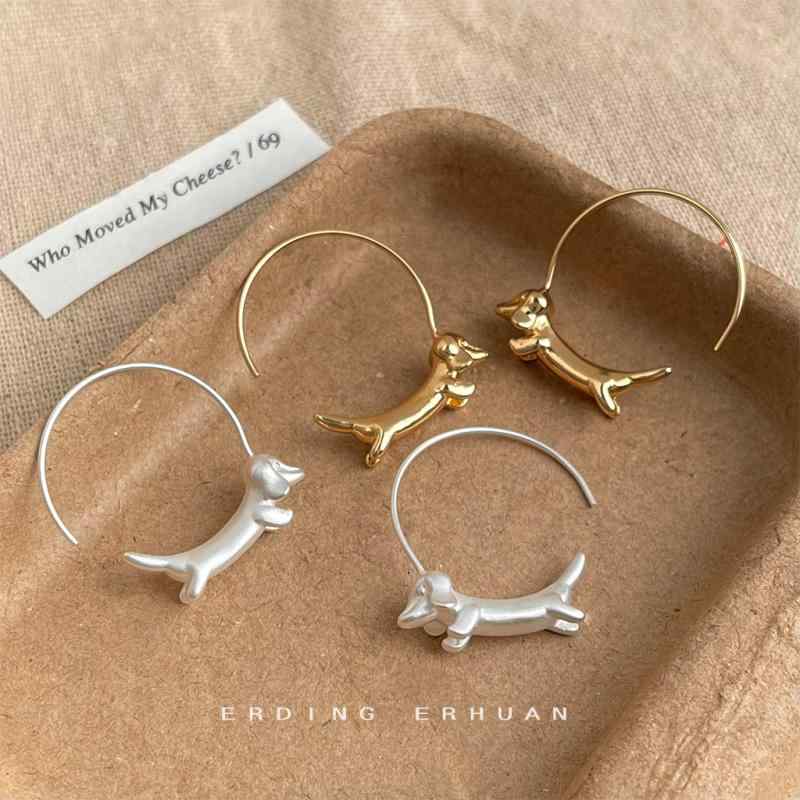 Rakuten - イヤリング 犬耳 ダックスフンド型 かわいい マット仕上げ ファッション 日常使い ユニークデザイン アクセサリー 耳飾り 軽量