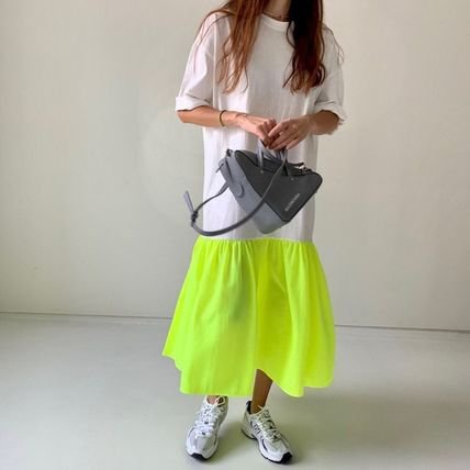 ?蛍光配色 Tシャツワンピース?思わず目を惹く4カラーから選べるネオンカラーデザインの Tシャツワンピース♪【カラー】ホワイト、ピンク、グレー、グリーン【サイズ】ワンサイズ着丈116cm バスト95cm 肩幅37cm注:手動測定にて、1〜4cmの誤差が生じる場合がございます。撮影ライトとモニターの関係で、写真と異なる場合がございます。【発送について】・海外からのお取り寄せ商品のため、ご入金確認後、お届けまでに「通常10-28日程度」のお時間がかかります。・通常よりもお時間がかかってしまう場合もございますので、納期には十分な余裕をもってご購入いただきますようお願いいたします。・欠品や商品の不具合などにより、商品をお届けすることができず、ご注文をキャンセルさせていただく場合もございますのでご了承ください。【キャンセルについて】・ご注文確定後のキャンセルや内容変更はお受けすることができません。【商品について】・海外製品のため日本商品に比べ品質が劣ります。糸のほつれ、多少の汚れやシミ、ファスナーが固い、デザインの若干の違い、若干の色味の違いなどは不良品には該当しませんのでご了承ください。・お手持ちの携帯やPCの画面設定の影響により、実物と色味が異なって見える場合がございます。【返品交換について】・返品や交換をご希望の場合は、商品到着後「5日以内」にご連絡ください。5日を超えてしまった場合は返品も交換もお受けできませんので、商品が届きましたらすぐに開封し商品のご確認をお願いいたします。・サイズが合わない、イメージ違いなど、お客様都合での返品や交換につきましては、海外からの送料と返品送料はお客様のご負担となります。ただし、未着用商品に限ります。レディース 4カラー Tシャツワンピー トップス シャツ ブラウス 新登場! ホワイト ピンク グレー グリーン