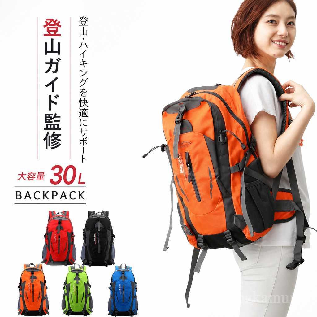 商品詳細商品名強度抜群! 本格派 アウトドア バックパック 旅行用 防災 おしゃれ コンパクト 通学 自然教室 キャンプ ツーリング 容量 30L オレンジ ブラック レッド グリーン ブルー 防災リュック 日帰りから1泊 山ガール 通勤 軽量 ハイキング 緊急用 ザック バッグ/登山リュック商品説明本格派 登山バックパックリュックの表面生地には、高品質ナイロン素材を採用しています。丈夫で長持ちするだけでなく、破れや引っかき傷を防ぐなどの各種機能を持ったリュック本体の生地の表面に、防水コーティングを施しています。摩擦や破れに耐え、丈夫であるという特徴を備えているのに加え、超強力な防水性能を持っていて、小さな水滴の沁み込みをも防ぎます。コーティング生地と親水性の無孔合成生地の完全なる結合は、防風防水の浸み込みにくい障壁を築きあげます。凍てつく寒風を阻むのに有効で、アウトドア活動を行うあなたに比類なき快適な保護を提供します。さらに静電気防止の効果も備えていますが、その主な方法は疎水性繊維の表面に導電層を形成し、繊維の表面を親水化させ、同じく繊維の表面をイオン化させるというもので、静電気の隠れた原因を防止するのに有効です。ショルダーハーネスはメッシュとウレタンフォームを採用したデザインで、優れた透湿性能を備えています。メッシュには滑り止め効果のある素材を使用しており、背負う過程で肩に発生する空滑り現象を防止します。ショルダーハーネスの内部はウレタンフォームを採用しており、ゆるやかに、軽く、透湿性があり快適で、断熱、防湿の効果を備えています。無毒無害といった特徴があります。空気陽動キャリーの技術は、高度な技術による摩擦耐性生地を基本の材料として、結合刷新された技術で作りだされた全体的なキャリーシステムです。背面の快適さを保証することを前提として、最大限の透湿性と摩擦耐性効果を保証し、全面的に高品質な使用体験へと昇格させることのできるものです。1万回以上の連続脱着、ひっぱりテスト、摂氏60度の高温、20度の低温という劣悪環境でのテストを経ても正常であり、海水に48時間浸し、太陽光の下に2〜3日さらし続けてもなお、正常に使用することができます。仕様ファスナー/SBS防水ファスナーを採用ベルト/EVAスウェードのバックベルトは、外側は柔らかく内側は硬く、快適さをさらに高めています。ショルダーパット/弾力のある厚みを加えたスポンジ材使用材質ナイロンサイズ約50x32x15cm(高さx幅x奥行き)ランダム採寸手作業による採寸のため、若干の誤差が生じる可能性がございます。容量約30L重量約650gカラーオレンジ/ブラック/レッド/グリーン/ブルー生産時期により色サイズデザインが若干異なる場合がございます。.防災 リュック 登山 リュック 大容量 30L 軽量 バックパック 防災 登山用 緊急用 アウトドア 通勤 ハイキング 対応 レディース メンズ 兼用 カラー 展開 の検索に対応した 多用途 リュックサック です。 防災 用途 から 登山 ハイキング 通勤 まで 使いやすい 30L 大容量 軽量 タイプ で レディース メンズ 兼用 の カラー 展開 が あり 幅広い シーン に 活用 できます。。 指定された配送時間は承っておりません。防災 リュック 登山 大容量 30L スポーツ アウトドア 早い者勝ち オレンジ ブラック レッド グリーン ブルー