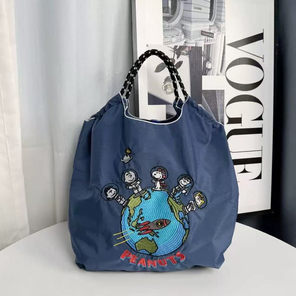 商品情報商品情報サイズ: 43cm x 30cm x 9cm素材: ナイロン※平置き・メジャー採寸のため、1〜5cm程度の誤差が生じる場合がございます。予めご了承ください。※モニター・撮影環境により実際の商品と色味が異なる場合がございます。※◆◆◆ショルダーストラップは別売り◆◆◆※ストラップ部分を付けると肩掛けカバンとしてご利用出来ます。最低限の検品はしておりますが、万が一初期不良があった場合は評価前にご連絡をお願い致します。上記をご確認頂き、ご購入いただけましたら幸いです。何かご不明な点がございましたらお気軽にメッセージからお問い合わスヌーピー 刺繍 エコバッグ Mサイズ キャンバス 帆布バッグ 大容量 トートバッグ ナイロン 手提げバッグ 斜め掛けバッグスヌーピー 刺繍 エコバッグ Mサイズ キャンバス 帆布バッグ 大容量 トートバッグ ナイロン 手提げバッグ 斜め掛けバッグ5スヌーピー 刺繍 エコバッグ Mサイズ バッグ 小物 ブランド雑貨 通販 A B C D