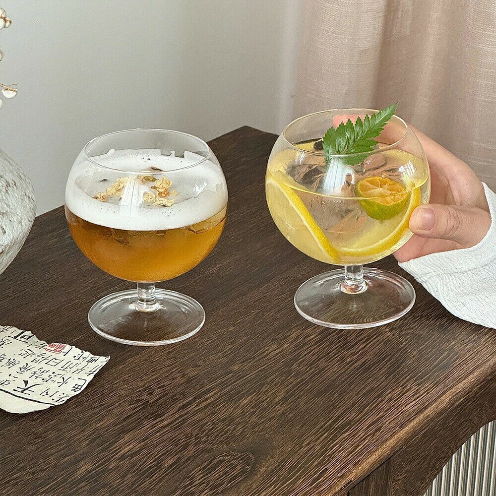 商品情報商品名Kiyokyou ブランデーグラス商品品番素材無鉛ガラス(耐熱温度80℃)サイズ容量:約360ml、口径7.2cm、高さ11cm※一つ一つ吹き職人の手によって作られるグラスのため、サイズや形など仕上がりに若干の個体差が生じます。取扱説明※電子レンジ・食洗機不可注意事項※ガラス食器は、製造過程上、ゆがみ・表面の細かいキズ・細かい気泡・底部及び側面のシワ跡・冷却時の水滴汚れ・曇り現象のような状態が若干発生します。これらは使用上商品の特性を減少させるものではございませんので安心してお使いください。※ご使用のモニターによって(撮影上にもより)実際の色と若干異なる場合がございます。上記規定の対象外の品に関してのご返品・ご交換は、【お客様都合】とさせて頂きます。【お客様都合】でのご交換・ご返品の場合は、往復の送料はお客様のご負担となります。ご了承のうえ、ご購入下さい。安全・安心当該商品は「日本食品検査」を受けましたので、ご安心にお使えいただけます。♪⇒徹底した品質管理で国際規格のISO認定工場。出荷前に専門のスタッフがしっかり検品して出荷いたします。ご購入後、万が一商品に不具合がある場合(初期不良など)は、1ヶ月以内に無償で交換いたします。ガラス製品を長くお使いいただくコツ他の人気商品もチェック!ブランデーグラス おしゃれ ティーカッ 食器 カトラリー グラス グラス タンブラー ブランデーグラス 続々登場 1点のみ 2点セット 4点セット