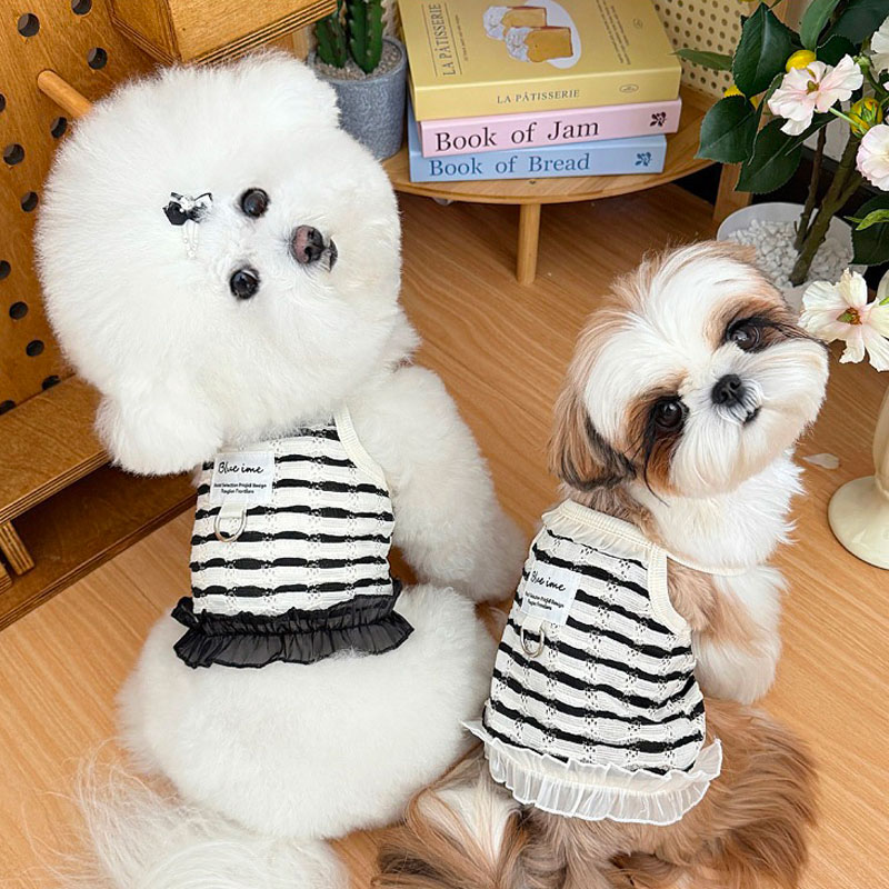 春夏にぴったりのキャミソールです！メッシュ素材で通気性が抜群なので、暑い日でも涼しく快適に過ごせます。フリルがついていて、おしゃれなお出かけにぴったり。親子や兄弟みんなで揃えて、可愛くお出掛けましょう。Dカン付きでリードの取り付けも簡単です。愛犬ちゃんの胸囲、背丈、ご確認の上ご購入下さいませ。超小型犬から中型犬まで、男の子も女の子も可愛く着こなせます。商品特徴春夏にぴったりのキャミソールです！メッシュ素材で通気性が抜群なので、暑い日でも涼しく快適に過ごせます。フリルがついていて、おしゃれなお出かけにぴったり。Dカン付きでリードの取り付けも簡単です。超小型犬から中型犬まで、男の子も女の子も可愛く着こなせます。お散歩がもっと楽しくなること間違いなしです！素材ポリエステル伸縮性あり生産国中国サイズ選びのポイント計測：ワンちゃんのサイズを必ずご確認ください。絶対条件：必ず愛犬の胴回りを超えるサイズを選んでください。見た目：胴回りを超えた上で着丈に合わせる事が大事です。秋冬向き：厚みのある洋服はワンちゃんのヌードサイズよりもゆとりをもってお選びください。注意事項こちらの商品はファッション性重視のDカン付きウェアです。引っ張りが強いワンちゃんには向かない商品です。商品の撮影には最大限注意を払っておりますが、閲覧時のモニター環境によりましては実際の商品と若干違うお色味に映ることもございます。海外輸入商品の為日本製品と異なり、縫製の甘い部分、糸の多少のほつれ、形のゆがみ、色むら、小さな汚れがある場合がございます、着用に問題がない場合は不良品には該当しませんので予めご了承くださいませ。商品規格や洋服デザイン仕様などで若干サイズが前後いたしますことをご了承くださいませ。返品交換交換の際に往復送料お客様の御負担となります。ご希望の方必ず事前にお問い合わせフォームでお問合せください。返品はお受け出来ません。関連キーワード楽天 おすすめ ドッグウェア おしゃれ ペット服 ペットグッズ ペット用品 かわいい 小型犬 中型犬 わんちゃん ワンちゃん 猫服 ネコ カジュアル 軽量 脱着簡単 お散歩 お出かけ お揃い ペットベッド 贈り物 お祝い シーズー ダックス トイプードル 柴犬 チワワ パグ ポメラニアン ヨークシャーテリア マルチーズ ボストンテリア犬 ハロウィン ハロウィーン クリスマス xmas x'mas 冬服 暖かい もこもこお問い合わせ少人数で運営のため、電話対応できない場合がございますので、なるべくお問い合わせフォームからお問い合わせ下さいませ。『購入履歴→詳細→ショップへ関する問い合わせ』フリルがついていて、おしゃれなお出かけにぴったり。親子や兄弟みんなで揃えて、可愛くお出掛けましょう。Dカン付きでリードの取り付けも簡単です。