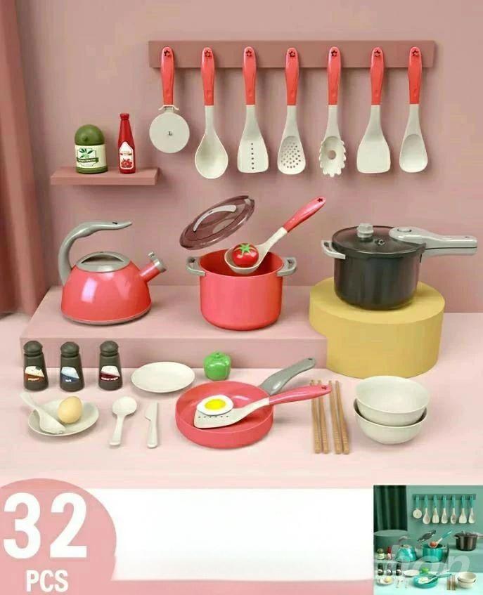 【商品詳細】豪華な調理器具と食材32点セットカラー:レッド、グリーン素材:ABS生産国:MADE IN PRC【おすすめポイント】1.豪華な調理器具と食材セットフライ返し、穴じゃくし、湯沸かし、スプーン、お鍋、フライパン、卵、肉、調味瓶、包丁、まな板など32点調理器具と食材セットがあり、とてもリアルなキッチンおもちゃです。子供がおもちゃを使って料理人ごっこに夢中しています。2.好奇心を育てるおままごと子供はいつだって大人のまねをしたがります。ごっこ遊びは、いろんな動作をまねすることで役割を理解し、子供の「やってみたい!」を育てる大切な遊びです。おままごとは女の子のおもちゃだけでなく、男の子も夢中!豪華な調理器具と食材セットで、本物のキッチンに似せて、遊びながら目で見たものを認識して、想像力と好奇心を促し、思考力や想像力を育む知育玩具です。3.最適の子供プレゼントままごと遊びは贈り物、出産祝い、子どもへのお誕生日、クリスマス、こどもの日、入園祝いなどのプレゼントにピッタリ。更に、児童館 保育園 幼稚園の立体遊び教具としてもオススメです。※ご使用上の注意:ままごと遊び キッチンセットままごと調 おもちゃ ままごと ごっこ遊びトイ 食事 早い者勝ち レッド グリーン レッド グリーン