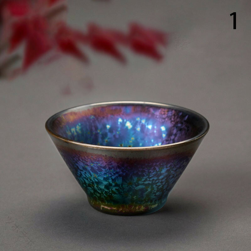 建盞規格サイズ 直径7.3CM×高さ3.9CM材質鉄タイヤ、生鉱石釉薬、木の灰(1300℃の高温焼成)幅広い用途お茶、茶道、抹茶、コーヒー、ワイン、水。クラシックな装飾品として: ご家庭、オフィス、クラブ、リビングルーム、ロビー、キッチンなど。製磁工程1: 陶土を選ぶ 2: 細かく粉砕する 3: 水簸 (すいひ。余分なものを取り除きます) 4: ひと焼き分をまとめる 5: 土を寝かせる 6: 荒練り 7: 菊練り 8: ろくろ成型 9: 薄さなどの調整 10: 素焼き 11: 施釉 12: 窯入れ 13: 焼成温度を上昇させるその他宋の時代に茶碗は陶磁器の中で特に多く焼かれており、日本ではそれを「天目(てんもく)」や「天目茶碗(てんもくちゃわん)」と呼んでいます。天目は、中国の天目山の禅宗寺院に留学していた日本僧が使用していた喫茶用の碗をそう呼んだことが由来とされています。中国では「盞(さん)」と呼ばれ、これは茶碗という意味に当たります。例えば、これは中国の窯の一つであった建窯(けんよう)で作った盞は建盞(けんさん)と言います。天目茶碗という名前は主に中国の宋の時代に作られた一般的な喫茶用の茶碗を差し、さまざまな窯でところで作られていたと言っていいでしょう。曜変天目や禾目天目や油滴天目は建窯や磁州窯(じしゅうよう)、玳玻天目は吉州窯(きっしゅよう)、灰被天目は茶洋窯(ちゃようよう)などで作られていました。天目は鉄釉(黒釉)を釉薬とした黒や茶褐色の茶碗がものがほとんどです。これは壮大に流行した喫茶(抹茶)が関係しており、特にこの時期のお茶は白いことが高級とされていたため、それの色を引き立たせる黒い茶碗がへ関心が移ったことが理由です。注意事項評価する前に連絡をいただければ、全力で解決します。ご安心してください指定された配送時間は承っておりません。【】抹茶碗 茶碗 天目茶碗 曜変天目 油滴 キッチン用品 食器 調理器具 超目玉商品 図1 図2