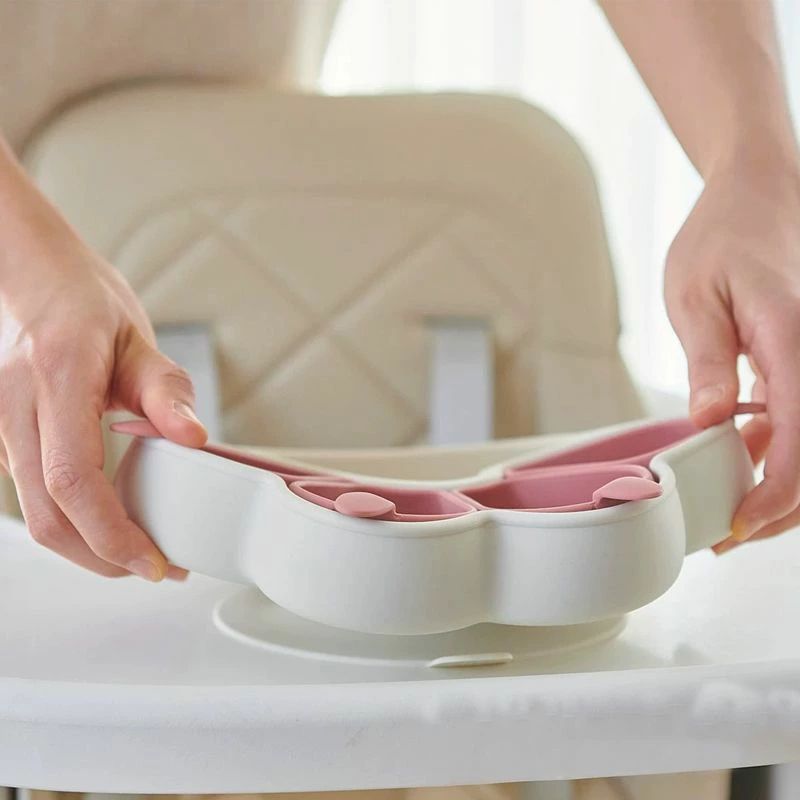 Kind Pickのベビー食器 ベビー用プレート 離乳食プレート 吸盤付き シリコンプレート ひっくり返らない 吸盤ボウル 滑り止め 子供 食器 離乳食 仕切り 赤ちゃん 子供用食器 セパレート可能 小皿｜アングル3