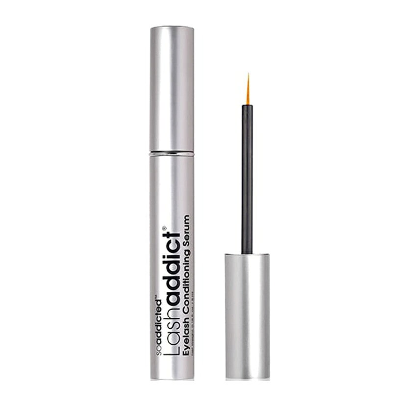 商品名 ラッシュアディクト　アイラッシュ　コンディショニング　セラム　アドバンス 内容量 5ml 商品説明 累計販売本数515万本突破※1の大人気まつ毛美容液が、パワーアップ！ 化粧品科学者のチームにより開発された「結果にこだわる」まつ毛美容液です。 サロンケアでも採用されている美容成分を配合しており、毎日のホームケアでサロンレベルのお手入れが可能に。 日々のメイクなどでダメージを受けたまつ毛の根元に集中アプローチ。ダメージをケアし、ハリ・コシ・ツヤのある健康的な美まつ毛をへ導きます。新たな植物エキス※2の配合に加え、20種のアミノ酸※3配合でペプチド※4の機能を強化してパワーアップ。使い続けることで目元にインパクトを残す健やかで美しいまつ毛へ。 ※1 2025年9月末時点 ※2 リンゴ果実培養細胞エキス、アカツメクサ花エキス、ラリックスエウロバエラ木エキス、ダイズ油(いずれも保湿)、ペポカボチャ種子エキス、エンドウ芽エキス(いずれも肌コンディショニング剤)、チャ葉エキス（整肌） ※3 バリン、イソロイシン、ロイシン、メチオニン、リシン、フェニルアラニン、トリプトファン、トレオニン、ヒスチジン、アルギニン、グリシン、アラニン、セリン、プロリン(全て保湿)、チロシン、システイン、アスパラギン、グルタミン、アスパラギン酸、グルタミン酸(全て整肌) ※4 ※ミリストイルペンタペプチド-17、アセチルテトラペプチド-3 使用方法 ●1日1回夜、洗顔後スキンケアの前に、ごく少量をまつ毛の根元付近にアイラインを引くようにひと塗りしてください。 ●極細筆のため塗りやすく、まつ毛の根元へピンポイントにアプローチできます。 ●たっぷり塗る必要はありません。量が多すぎる場合、肌トラブルを招く可能性や、目元の皮膚に付着してしまうことでまつ毛以外の産毛が生えてくる可能性がありますので、用量・回数を守って正しくご使用ください。まつ毛の根元以外に付着してしまった場合には、濡らしたコットンや綿棒などでしっかりとふき取ってください。 ●まつエク・まつ毛パーマをされている方にもご使用いただけます。 成分 水、リゾビアンガム、ヒアルロン酸Na、BG、ヒドロキシエチルセルロース、ビオチン、パンテチン、加水分解ムコ多糖、ペポカボチャ種子エキス、エンドウ芽エキス、アカツメクサ花エキス、デキストラン、アセチルテトラペプチド−3、ラリックスエウロパエア木エキス、チャ葉エキス、リンゴ果実培養細胞エキス、海水、アラニン、アルギニン、アスパラギン、アスパラギン酸、システイン、グルタミン、グルタミン酸、グリシン、ヒスチジン、イソロイシン、ロイシン、リシン、メチオニン、フェニルアラニン、プロリン、セリン、トレオニン、トリプトファン、チロシン、バリン、フェノキシエタノール、パンテノール、ダイズ油、グリセリン、ホスファチジルコリン、ミリストイルペンタペプチド−17、クエン酸、イソプロピルクロプロステネート 使用上の注意 ・ラッシュアディクトの配合成分は、すべて国内化粧品に関する法律に基づいて配合しておりますが、目元の皮膚は薄く非常にデリケートです。一部のお客様の中には製品に含まれる成分が合わず、目の周辺に炎症などが生じる可能性がございます。ご使用中、そのような症状が生じた場合は、ただちにご使用をお控えください。 ・手と目もとの皮膚が清潔な状態でご使用ください。 ・塗布する部分及びその周囲に、傷、腫物湿疹等異常のある時はご使用をお控えください。 ・体調や肌状態によっては塗布後にしみたり一時的に目もとが赤くなったりすることがございます。万が一赤みが出た場合はご使用を中止してください。 ・敏感肌の方や花粉症、アレルギーなどの症状をお持ちでまぶたが赤くなりやすいという方は2~3日に1度のペースで様子を見ながらご使用ください。 ・万が一強い痒みやかぶれが生じた場合はただちにご使用を中止していただき、必要に応じて皮膚科専門医へご相談ください。 ・次のような場合にはご使用をお控えください。発熱、体調不良、病中病後、寝不足、極度の疲労、妊娠中又はその疑いがあるとき、目をこすりまぶたが赤みを帯びているとき ・目に入らないようご注意ください。目の中に入った場合は十分に水またはぬるま湯で洗い流してください。 ・まつ毛以外への使用は避けてください。 ・直射日光の当たる場所、乳幼児の手の届く場所には置かないでください。 ・開封後は3か月を目安に使い切ってください。 ・本人以外の方との使いまわし等はお控えください。 ・コンタクトレンズ装着の方、まつ毛エクステ中の方もご使用いただけますが、目元部位に触れる際の衛生面にご注意ください。 発売元・メーカー 株式会社BJC 〒812-0016 福岡県福岡市博多区博多駅南4-1-2アサヒビル3F 商品に関するお問い合わせ先：TEL 092-202-7007（株式会社BJC） 区分・原産国 化粧品・アメリカ 広告文責 株式会社ライズコーポレーション TEL:03-5542-1285