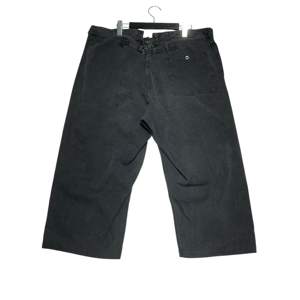 商品に関するお問い合わせ先はカインドオル神戸店(078-321-0133)までどうぞ。 SMXF ご注文頂く前に必ずご確認下さい ■商品状態のランクについて 商品の状態はA〜Eまでのランク表記をさせて頂いておりますが、あくまで目安としてお受け取りください。 ■商品の表記カラーについて 掲載商品の色味はできる限り現品を再現するように心がけておりますが、ご利用のモニター環境により、実物と多少異なる場合がございます。予めご了承下さいませ。 ■商品の詳細サイズについて 実際に測ったサイズは作業上、または素材の特性上、1〜2cmの誤差が生じる場合がございますので、予めご了承くださいませ。 ■商品の在庫について 当店の商品は実店舗でも販売しております。在庫数の更新は随時行っておりますが、お買い上げ頂いた商品が品切れになってしまう場合がございます。ご迷惑をおかけ致しますが、予めご了承ください。 ※当店の商品は基本的に全て中古品となりますことをご了承下さい。多少でも商品に対し不安な点、ご不明な点等がございましたら、ご注文前にお問い合わせのうえご検討下さい。ドイツ軍/ドイツ軍 40s Drillich Work Trousers ドリリッヒ バックルバック ワークパンツ ブラック サイズ：不明 　 Gender type 　 Condition 　 商品詳細 カラーブラック 表記サイズ不明 詳細サイズウエスト：約97cm股上　　：約32cmレングス：約53cmもも幅　：約33cm裾幅　　：約27cmヒップ　：約57cm 付属品なし 商品詳細ドイツ軍の40s Drillich Work Trousers ドリリッヒ バックルバック ワークパンツです。 ダメージダメージ、汚れ、品質タグ欠損等使用感が見受けられます。ユーズド商品となりますので、予めご了承くださいませ。 　 ■商品の同梱発送に関して 同梱はすべてお断りさせて頂きます。 別注文をまとめて発送することはできません。 一注文ごとに送料・代金引き換え・振込み手数料が発生して参りますので、ご注文確定前にお買い物忘れがないか今一度ご確認下さい。 ■長期不在・受け取り拒否について お送りした商品につきましては、お客様の責任により必ずお受取り頂きますようお願い致します。 配送業者の保管期限（配送センター到着より約7日）を越えてもお受取り頂けない場合は、商品は返送されます。これにより当社が受けた損害は請求させて頂きます。 ●詳細はこちらから ■お支払いについて クレジットカード 代金引換 銀行振り込み ●決済に関する詳細はこちら 関連商品 同ブランド「ドイツ軍」の一覧を見る