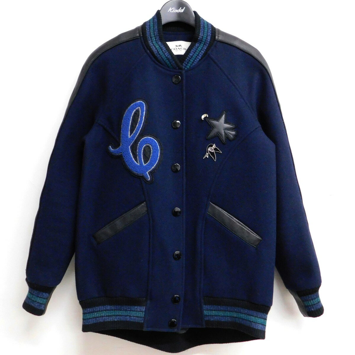 商品に関するお問い合わせ先はカインドオル京都三条堀川店(075-354-6988)までどうぞ。 SRZA ご注文頂く前に必ずご確認下さい ■商品状態のランクについて 商品の状態はA〜Eまでのランク表記をさせて頂いておりますが、あくまで目安としてお受け取りください。 ■商品の表記カラーについて 掲載商品の色味はできる限り現品を再現するように心がけておりますが、ご利用のモニター環境により、実物と多少異なる場合がございます。予めご了承下さいませ。 ■商品の詳細サイズについて 実際に測ったサイズは作業上、または素材の特性上、1〜2cmの誤差が生じる場合がございますので、予めご了承くださいませ。 ■商品の在庫について 当店の商品は実店舗でも販売しております。在庫数の更新は随時行っておりますが、お買い上げ頂いた商品が品切れになってしまう場合がございます。ご迷惑をおかけ致しますが、予めご了承ください。 ※当店の商品は基本的に全て中古品となりますことをご了承下さい。多少でも商品に対し不安な点、ご不明な点等がございましたら、ご注文前にお問い合わせのうえご検討下さい。COACH/コーチ ワッペン装飾スタジャン サイズ：XS 　 Gender type 　 Condition 　 商品詳細 表記サイズXS 詳細サイズ着丈：約73cm裄丈：約82cm身幅：約51cm裾幅：約42cm 付属品なし 商品詳細コーチのワッペン装飾スタジャンです。 ダメージ特に大きなヨゴレ・ダメージはございませんが、少々の使用感がございます。概ね良好なお品です。USED商品であることをご理解の上ご検討ください。 　 ■商品の同梱発送に関して 同梱はすべてお断りさせて頂きます。 別注文をまとめて発送することはできません。 一注文ごとに送料・代金引き換え・振込み手数料が発生して参りますので、ご注文確定前にお買い物忘れがないか今一度ご確認下さい。 ■長期不在・受け取り拒否について お送りした商品につきましては、お客様の責任により必ずお受取り頂きますようお願い致します。 配送業者の保管期限（配送センター到着より約7日）を越えてもお受取り頂けない場合は、商品は返送されます。これにより当社が受けた損害は請求させて頂きます。 ●詳細はこちらから ■お支払いについて クレジットカード 代金引換 銀行振り込み ●決済に関する詳細はこちら 関連商品 同ブランド「コーチ」の一覧を見る