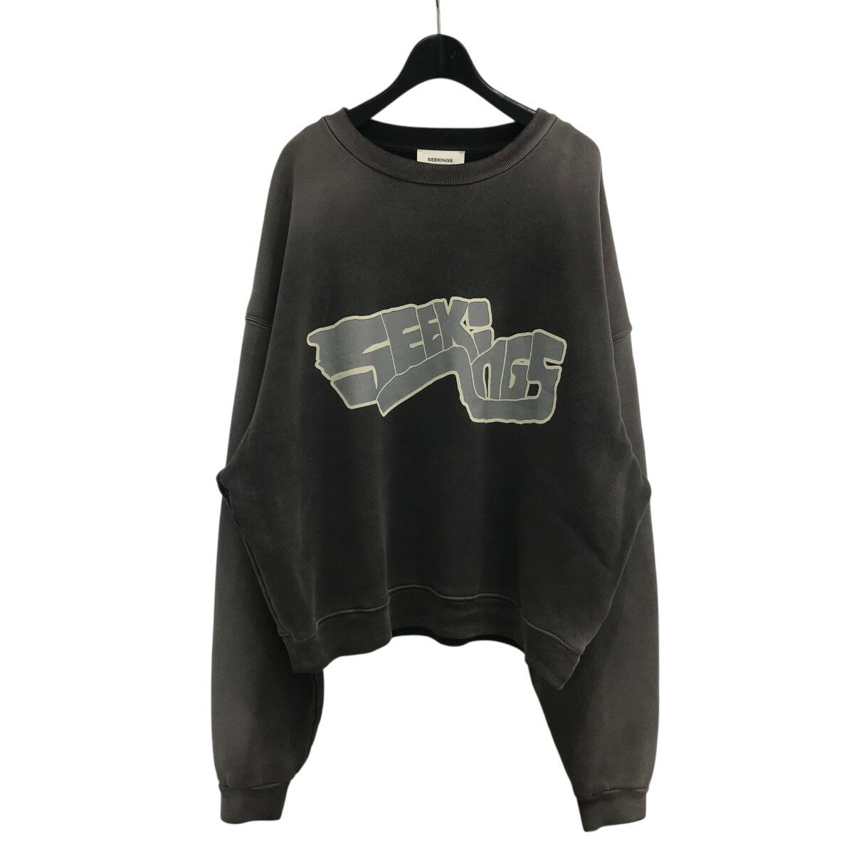 商品に関するお問い合わせ先はカインドオル渋谷店(03-5456-0505)までどうぞ。 SBXM ご注文頂く前に必ずご確認下さい ■商品状態のランクについて 商品の状態はA〜Eまでのランク表記をさせて頂いておりますが、あくまで目安としてお受け取りください。 ■商品の表記カラーについて 掲載商品の色味はできる限り現品を再現するように心がけておりますが、ご利用のモニター環境により、実物と多少異なる場合がございます。予めご了承下さいませ。 ■商品の詳細サイズについて 実際に測ったサイズは作業上、または素材の特性上、1〜2cmの誤差が生じる場合がございますので、予めご了承くださいませ。 ■商品の在庫について 当店の商品は実店舗でも販売しております。在庫数の更新は随時行っておりますが、お買い上げ頂いた商品が品切れになってしまう場合がございます。ご迷惑をおかけ致しますが、予めご了承ください。 ※当店の商品は基本的に全て中古品となりますことをご了承下さい。多少でも商品に対し不安な点、ご不明な点等がございましたら、ご注文前にお問い合わせのうえご検討下さい。SEEKINGS/シーキングス 「SCRIPT LOGO CREWNECK」 スクリプトロゴスウェット ヴィンテージブラック サイズ：M 　 Gender type 　 Condition 　 商品詳細 素材コットン カラーヴィンテージブラック 表記サイズM 詳細サイズ着丈：約58cm肩幅：約69cm袖丈：約61cm身幅：約66cm裾幅：約47cm 付属品なし 商品詳細シーキングスの「SCRIPT LOGO CREWNECK」 スクリプトロゴスウェットです。 ダメージ中古品ですのでユーズド感が若干ございます。ご理解の上ご検討ください。 　 ■商品の同梱発送に関して 同梱はすべてお断りさせて頂きます。 別注文をまとめて発送することはできません。 一注文ごとに送料・代金引き換え・振込み手数料が発生して参りますので、ご注文確定前にお買い物忘れがないか今一度ご確認下さい。 ■長期不在・受け取り拒否について お送りした商品につきましては、お客様の責任により必ずお受取り頂きますようお願い致します。 配送業者の保管期限（配送センター到着より約7日）を越えてもお受取り頂けない場合は、商品は返送されます。これにより当社が受けた損害は請求させて頂きます。 ●詳細はこちらから ■お支払いについて クレジットカード 代金引換 銀行振り込み ●決済に関する詳細はこちら 関連商品 同ブランド「シーキングス」の一覧を見る