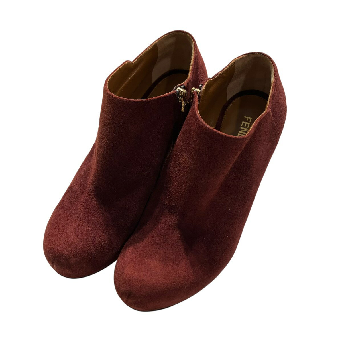 商品に関するお問い合わせ先はカインドオル静岡パルコ店(054-292-6188)までどうぞ。 ZPXE ご注文頂く前に必ずご確認下さい ■商品状態のランクについて 商品の状態はA〜Eまでのランク表記をさせて頂いておりますが、あくまで目安としてお受け取りください。 ■商品の表記カラーについて 掲載商品の色味はできる限り現品を再現するように心がけておりますが、ご利用のモニター環境により、実物と多少異なる場合がございます。予めご了承下さいませ。 ■商品の詳細サイズについて 実際に測ったサイズは作業上、または素材の特性上、1〜2cmの誤差が生じる場合がございますので、予めご了承くださいませ。 ■商品の在庫について 当店の商品は実店舗でも販売しております。在庫数の更新は随時行っておりますが、お買い上げ頂いた商品が品切れになってしまう場合がございます。ご迷惑をおかけ致しますが、予めご了承ください。 ※当店の商品は基本的に全て中古品となりますことをご了承下さい。多少でも商品に対し不安な点、ご不明な点等がございましたら、ご注文前にお問い合わせのうえご検討下さい。FENDI/フェンディ ブーティ ワインレッド サイズ：36 1/2 　 Gender type 　 Condition 　 商品詳細 素材記載なし カラーワインレッド 表記サイズ36 1/2 詳細サイズ全高　　　：約15cmソール全長：約24cm甲の横幅　：約7cmヒールの高さ：約9cm 付属品- 商品詳細フェンディのブーティです。 ダメージ表面擦れ 　 ■商品の同梱発送に関して 同梱はすべてお断りさせて頂きます。 別注文をまとめて発送することはできません。 一注文ごとに送料・代金引き換え・振込み手数料が発生して参りますので、ご注文確定前にお買い物忘れがないか今一度ご確認下さい。 ■長期不在・受け取り拒否について お送りした商品につきましては、お客様の責任により必ずお受取り頂きますようお願い致します。 配送業者の保管期限（配送センター到着より約7日）を越えてもお受取り頂けない場合は、商品は返送されます。これにより当社が受けた損害は請求させて頂きます。 ●詳細はこちらから ■お支払いについて クレジットカード 代金引換 銀行振り込み ●決済に関する詳細はこちら 関連商品 同ブランド「フェンディ」の一覧を見る