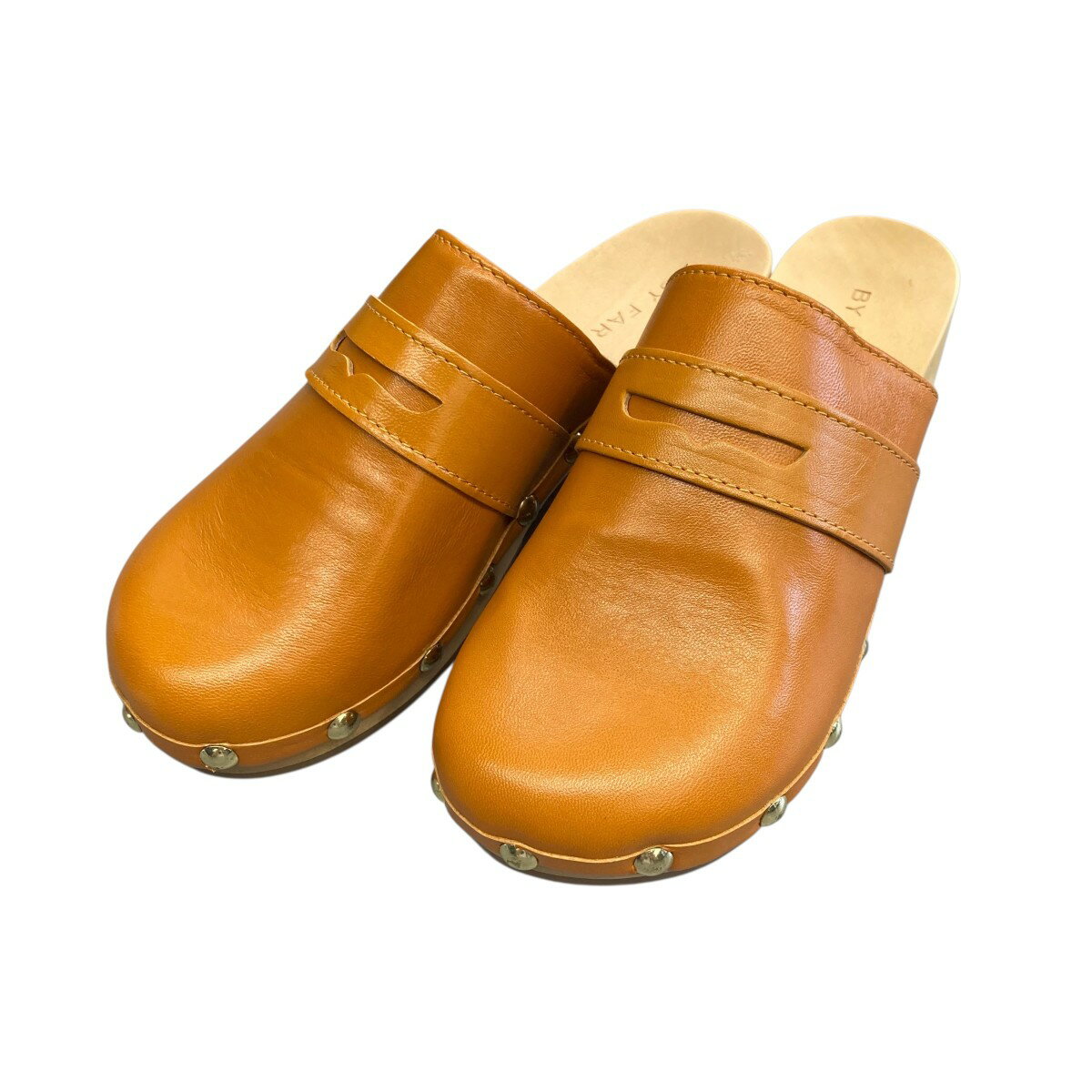 商品に関するお問い合わせ先はカインドオル栄サウスピークス店(052-228-3899)までどうぞ。 SPXG ご注文頂く前に必ずご確認下さい ■商品状態のランクについて 商品の状態はA〜Eまでのランク表記をさせて頂いておりますが、あくまで目安としてお受け取りください。 ■商品の表記カラーについて 掲載商品の色味はできる限り現品を再現するように心がけておりますが、ご利用のモニター環境により、実物と多少異なる場合がございます。予めご了承下さいませ。 ■商品の詳細サイズについて 実際に測ったサイズは作業上、または素材の特性上、1〜2cmの誤差が生じる場合がございますので、予めご了承くださいませ。 ■商品の在庫について 当店の商品は実店舗でも販売しております。在庫数の更新は随時行っておりますが、お買い上げ頂いた商品が品切れになってしまう場合がございます。ご迷惑をおかけ致しますが、予めご了承ください。 ※当店の商品は基本的に全て中古品となりますことをご了承下さい。多少でも商品に対し不安な点、ご不明な点等がございましたら、ご注文前にお問い合わせのうえご検討下さい。BYFAR/バイファー ミュール 22SSHNSCMGLS370 ブラウン サイズ：37 　 Gender type 　 Condition 　 商品詳細 カラーブラウン 表記サイズ37 詳細サイズ全高　　　：約9cmソール全長：約26cm甲の横幅　：約9cmヒールの高さ：約5cm 付属品箱、保存袋有り 商品詳細バイファーのミュール 22SSHNSCMGLS370です。 ダメージ特に目立つ汚れや傷等なく、綺麗なお品です。USED品である事をご理解のうえご検討下さい。店頭で商品をご覧になられる際は、販売済みなどで商品がご用意できない場合がございますので店舗に事前に在庫を確認のうえお越し下さいませ。 　 ■商品の同梱発送に関して 同梱はすべてお断りさせて頂きます。 別注文をまとめて発送することはできません。 一注文ごとに送料・代金引き換え・振込み手数料が発生して参りますので、ご注文確定前にお買い物忘れがないか今一度ご確認下さい。 ■長期不在・受け取り拒否について お送りした商品につきましては、お客様の責任により必ずお受取り頂きますようお願い致します。 配送業者の保管期限（配送センター到着より約7日）を越えてもお受取り頂けない場合は、商品は返送されます。これにより当社が受けた損害は請求させて頂きます。 ●詳細はこちらから ■お支払いについて クレジットカード 代金引換 銀行振り込み ●決済に関する詳細はこちら 関連商品 同ブランド「バイファー」の一覧を見る