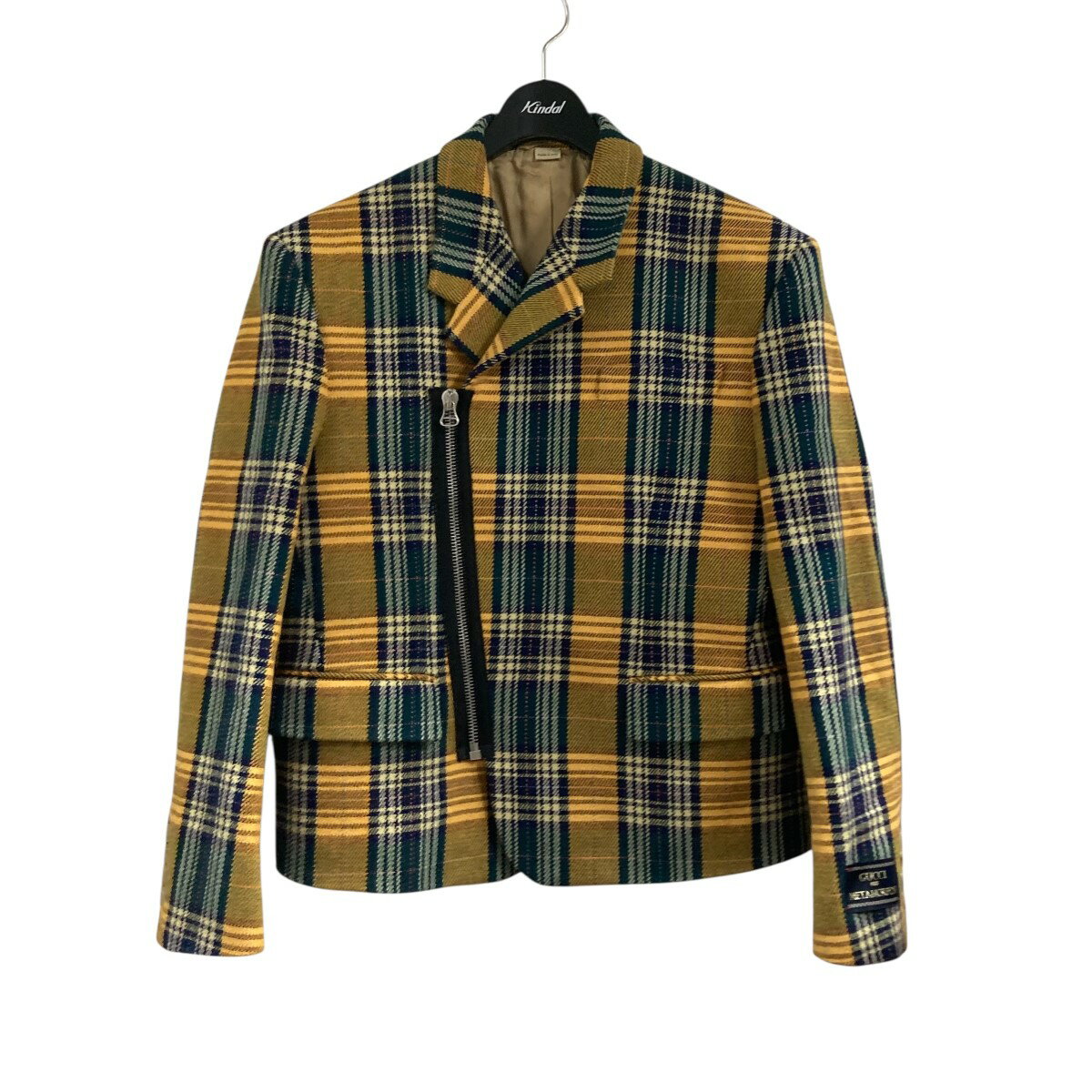 商品に関するお問い合わせ先はカインドオル新宿店(03-5990-2805)までどうぞ。 SJXS ご注文頂く前に必ずご確認下さい ■商品状態のランクについて 商品の状態はA〜Eまでのランク表記をさせて頂いておりますが、あくまで目安としてお受け取りください。 ■商品の表記カラーについて 掲載商品の色味はできる限り現品を再現するように心がけておりますが、ご利用のモニター環境により、実物と多少異なる場合がございます。予めご了承下さいませ。 ■商品の詳細サイズについて 実際に測ったサイズは作業上、または素材の特性上、1〜2cmの誤差が生じる場合がございますので、予めご了承くださいませ。 ■商品の在庫について 当店の商品は実店舗でも販売しております。在庫数の更新は随時行っておりますが、お買い上げ頂いた商品が品切れになってしまう場合がございます。ご迷惑をおかけ致しますが、予めご了承ください。 ※当店の商品は基本的に全て中古品となりますことをご了承下さい。多少でも商品に対し不安な点、ご不明な点等がございましたら、ご注文前にお問い合わせのうえご検討下さい。GUCCI/グッチ ジップチェックジャケット イエロー サイズ：46 　 Gender type 　 Condition 　 商品詳細 素材ウール×ナイロン カラーイエロー 表記サイズ46 詳細サイズ着丈：約59cm肩幅：約47cm袖丈：約57cm身幅：約52cm裾幅：約54cm 付属品なし 商品詳細グッチのジップチェックジャケットです。 ダメージ中古品の為若干の使用感がございます。ご理解の上ご検討ください。 　 ■商品の同梱発送に関して 同梱はすべてお断りさせて頂きます。 別注文をまとめて発送することはできません。 一注文ごとに送料・代金引き換え・振込み手数料が発生して参りますので、ご注文確定前にお買い物忘れがないか今一度ご確認下さい。 ■長期不在・受け取り拒否について お送りした商品につきましては、お客様の責任により必ずお受取り頂きますようお願い致します。 配送業者の保管期限（配送センター到着より約7日）を越えてもお受取り頂けない場合は、商品は返送されます。これにより当社が受けた損害は請求させて頂きます。 ●詳細はこちらから ■お支払いについて クレジットカード 代金引換 銀行振り込み ●決済に関する詳細はこちら 関連商品 同ブランド「グッチ」の一覧を見る