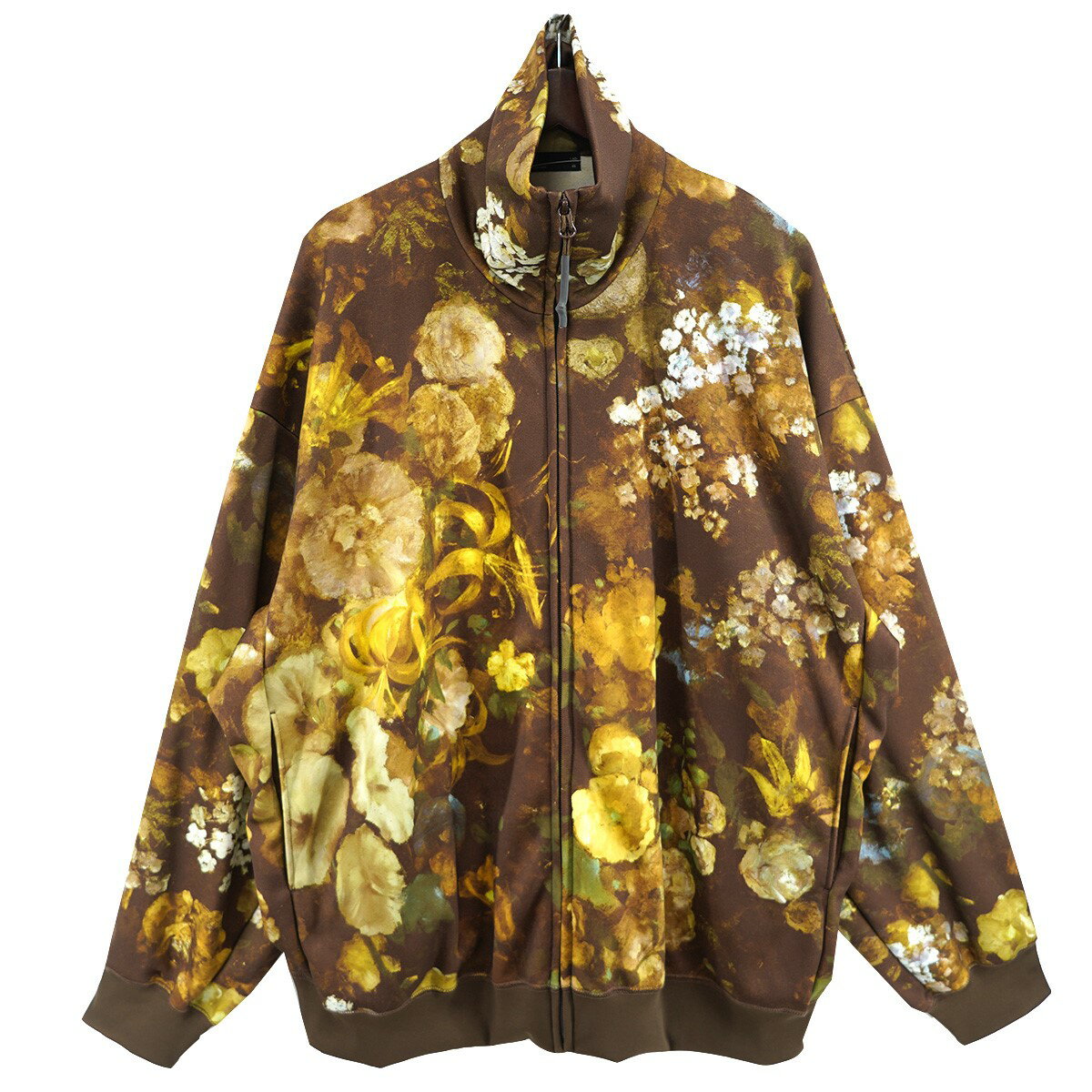 カインドオル吉祥寺店 （水曜定休、12時-20時）買取も随時受付中。店頭販売中のため売り切れやコンディションに変化が生じる場合がございます。予めご了承ください。季節外商品は倉庫保管の場合がありますので店頭でご購入希望の際は前日までにご連絡ください。 KJZA ご注文頂く前に必ずご確認下さい ■商品状態のランクについて 商品の状態はA〜Eまでのランク表記をさせて頂いておりますが、あくまで目安としてお受け取りください。 ■商品の表記カラーについて 掲載商品の色味はできる限り現品を再現するように心がけておりますが、ご利用のモニター環境により、実物と多少異なる場合がございます。予めご了承下さいませ。 ■商品の詳細サイズについて 実際に測ったサイズは作業上、または素材の特性上、1〜2cmの誤差が生じる場合がございますので、予めご了承くださいませ。 ■商品の在庫について 当店の商品は実店舗でも販売しております。在庫数の更新は随時行っておりますが、お買い上げ頂いた商品が品切れになってしまう場合がございます。ご迷惑をおかけ致しますが、予めご了承ください。 ※当店の商品は基本的に全て中古品となりますことをご了承下さい。多少でも商品に対し不安な点、ご不明な点等がございましたら、ご注文前にお問い合わせのうえご検討下さい。LAD MUSICIAN/ラッドミュージシャン 23SS ESTER JERSEY INKJET FLOWER TRACK JACKET ジャージー インクジェット フラワー フローラル トラックジャケット マルチカラー サイズ：46 　 Gender type 　 Condition 　 商品詳細 素材ポリエステル カラーマルチカラー 表記サイズ46 詳細サイズ着丈：約75cm肩幅：約66cm袖丈：約58cm身幅：約79cm 製造番号2123-607 付属品なし 商品詳細ラッドミュージシャンの23SS ESTER JERSEY INKJET FLOWER TRACK JACKET ジャージー インクジェット フラワー フローラル トラックジャケットです。 ダメージ若干の使用感はございますが、特記すべきダメージなどはございません。まだまだお使いいただける商品です。 　 ■商品の同梱発送に関して 同梱はすべてお断りさせて頂きます。 別注文をまとめて発送することはできません。 一注文ごとに送料・代金引き換え・振込み手数料が発生して参りますので、ご注文確定前にお買い物忘れがないか今一度ご確認下さい。 ■長期不在・受け取り拒否について お送りした商品につきましては、お客様の責任により必ずお受取り頂きますようお願い致します。 配送業者の保管期限（配送センター到着より約7日）を越えてもお受取り頂けない場合は、商品は返送されます。これにより当社が受けた損害は請求させて頂きます。 ●詳細はこちらから ■お支払いについて クレジットカード 代金引換 銀行振り込み ●決済に関する詳細はこちら 関連商品 同ブランド「ラッドミュージシャン」の一覧を見る