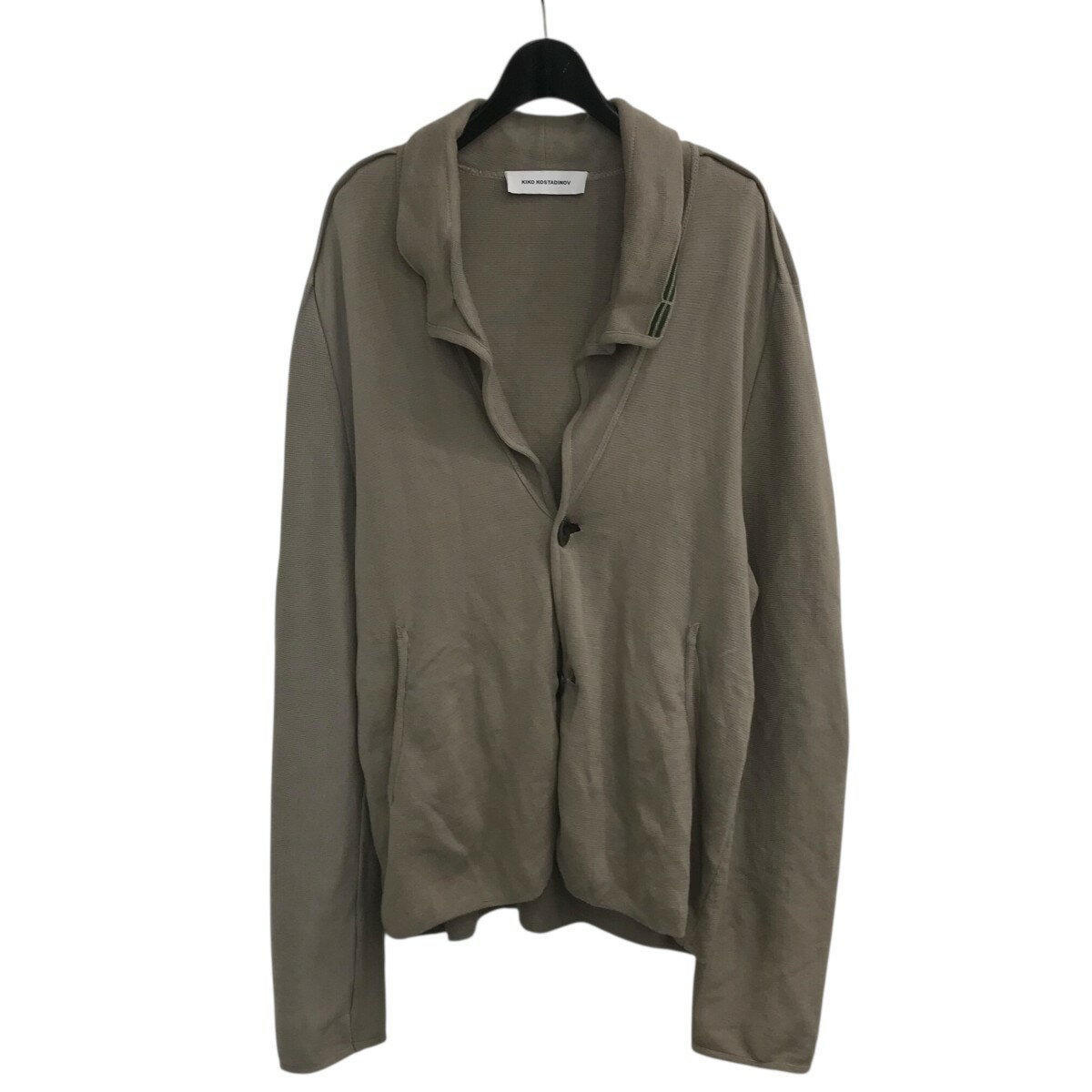 この商品はオンライン限定商品です。 SBXN ご注文頂く前に必ずご確認下さい ■商品状態のランクについて 商品の状態はS〜Dまでのランク表記をさせて頂いておりますが、あくまで目安としてお受け取りください。 ■商品の表記カラーについて 掲載商品の色味はできる限り現品を再現するように心がけておりますが、ご利用のモニター環境により、実物と多少異なる場合がございます。予めご了承下さいませ。 ■商品の詳細サイズについて 実際に測ったサイズは作業上、または素材の特性上、1〜2cmの誤差が生じる場合がございますので、予めご了承くださいませ。 ■商品の在庫について 在庫数の更新は随時行っておりますが、お買い上げ頂いた商品が品切れになってしまう場合がございます。ご迷惑をおかけ致しますが、予めご了承ください。 ※当店の商品は基本的に全て中古品となりますことをご了承下さい。多少でも商品に対し不安な点、ご不明な点等がございましたら、ご注文前にお問い合わせのうえご検討下さい。Kiko Kostadinov/キココスタディノフ コットンニットジャケット ベージュ サイズ：44 　 Gender type 　 Condition 　 商品詳細 素材コットン カラーベージュ 表記サイズ44 詳細サイズ着丈：約68cm肩幅：約52cm袖丈：約73cm身幅：約50cm裾幅：約47cm 付属品なし 商品詳細キココスタディノフのコットンニットジャケットです。 ダメージ中古品ですのでユーズド感が若干ございます。ご理解の上ご検討ください。 　 ■商品の同梱発送に関して 同梱はすべてお断りさせて頂きます。 別注文をまとめて発送することはできません。 一注文ごとに送料・代金引き換え・振込み手数料が発生して参りますので、ご注文確定前にお買い物忘れがないか今一度ご確認下さい。 ■長期不在・受け取り拒否について お送りした商品につきましては、お客様の責任により必ずお受取り頂きますようお願い致します。 配送業者の保管期限（配送センター到着より約7日）を越えてもお受取り頂けない場合は、商品は返送されます。これにより当社が受けた損害は請求させて頂きます。 ●詳細はこちらから ■お支払いについて クレジットカード 代金引換 銀行振り込み ●決済に関する詳細はこちら 関連商品 同ブランド「キココスタディノフ」の一覧を見る