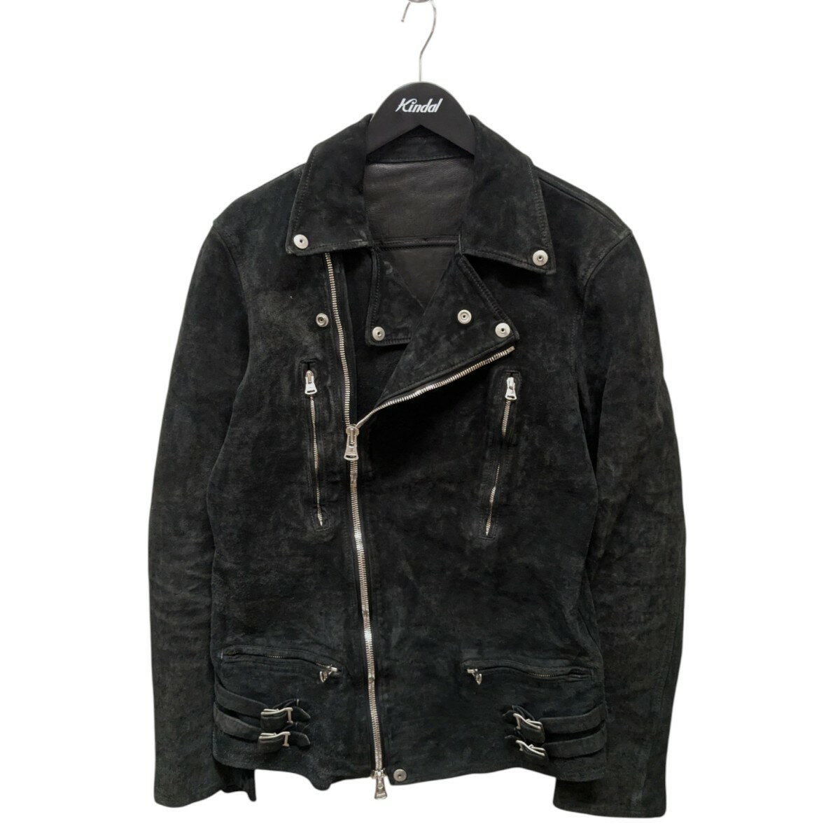 商品に関するお問い合わせ先はカインドオル梅田店(06-6131-8377)までどうぞ。 CYXE ご注文頂く前に必ずご確認下さい ■商品状態のランクについて 商品の状態はA〜Eまでのランク表記をさせて頂いておりますが、あくまで目安としてお受け取りください。 ■商品の表記カラーについて 掲載商品の色味はできる限り現品を再現するように心がけておりますが、ご利用のモニター環境により、実物と多少異なる場合がございます。予めご了承下さいませ。 ■商品の詳細サイズについて 実際に測ったサイズは作業上、または素材の特性上、1〜2cmの誤差が生じる場合がございますので、予めご了承くださいませ。 ■商品の在庫について 当店の商品は実店舗でも販売しております。在庫数の更新は随時行っておりますが、お買い上げ頂いた商品が品切れになってしまう場合がございます。ご迷惑をおかけ致しますが、予めご了承ください。 ※当店の商品は基本的に全て中古品となりますことをご了承下さい。多少でも商品に対し不安な点、ご不明な点等がございましたら、ご注文前にお問い合わせのうえご検討下さい。ISAMU KATAYAMA BACKLASH/イサムカタヤマバックラッシュ LTG DOUBLE BREASTED JACKET REVERSE CALF OBJECT DYED レザージャケット 1878-06 ブラック サイズ：L 　 Gender type 　 Condition 　 商品詳細 素材牛革 カラーブラック 表記サイズL 詳細サイズ着丈：約70cm肩幅：約45cm袖丈：約68cm身幅：約51cm裾幅：約49cm 付属品なし 商品詳細イサムカタヤマバックラッシュのLTG DOUBLE BREASTED JACKET REVERSE CALF OBJECT DYED レザージャケット 1878-06です。 ダメージ所々に若干の擦れがございますが、特に目立った汚れ等は見受けられません。店頭にて同時販売している商品の為、試着時に皺や擦れ汚れなどが生じる場合がございます。ささいな擦れ傷汚れはご容赦ください。 　 ■商品の同梱発送に関して 同梱はすべてお断りさせて頂きます。 別注文をまとめて発送することはできません。 一注文ごとに送料・代金引き換え・振込み手数料が発生して参りますので、ご注文確定前にお買い物忘れがないか今一度ご確認下さい。 ■長期不在・受け取り拒否について お送りした商品につきましては、お客様の責任により必ずお受取り頂きますようお願い致します。 配送業者の保管期限（配送センター到着より約7日）を越えてもお受取り頂けない場合は、商品は返送されます。これにより当社が受けた損害は請求させて頂きます。 ●詳細はこちらから ■お支払いについて クレジットカード 代金引換 銀行振り込み ●決済に関する詳細はこちら 関連商品 同ブランド「イサムカタヤマバックラッシュ」の一覧を見る