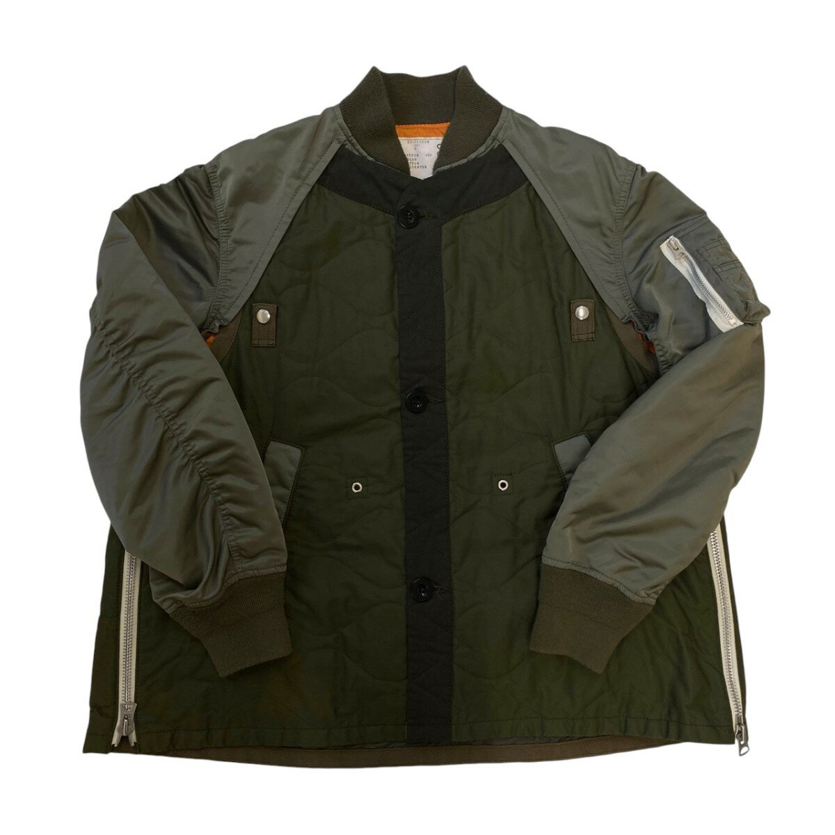 商品に関するお問い合わせ先はカインドオル神戸店(078-321-0133)までどうぞ。 SMXG ご注文頂く前に必ずご確認下さい ■商品状態のランクについて 商品の状態はA〜Eまでのランク表記をさせて頂いておりますが、あくまで目安としてお受け取りください。 ■商品の表記カラーについて 掲載商品の色味はできる限り現品を再現するように心がけておりますが、ご利用のモニター環境により、実物と多少異なる場合がございます。予めご了承下さいませ。 ■商品の詳細サイズについて 実際に測ったサイズは作業上、または素材の特性上、1〜2cmの誤差が生じる場合がございますので、予めご了承くださいませ。 ■商品の在庫について 当店の商品は実店舗でも販売しております。在庫数の更新は随時行っておりますが、お買い上げ頂いた商品が品切れになってしまう場合がございます。ご迷惑をおかけ致しますが、予めご了承ください。 ※当店の商品は基本的に全て中古品となりますことをご了承下さい。多少でも商品に対し不安な点、ご不明な点等がございましたら、ご注文前にお問い合わせのうえご検討下さい。sacai/サカイ 21AW Nylon Twill Blouson ドッキングブルゾンジャケット 21-02580M オリーブ サイズ：2 　 Gender type 　 Condition 　 商品詳細 素材コットン カラーオリーブ 表記サイズ2 詳細サイズ着丈：約72cm肩幅：約46cm袖丈：約62cm身幅：約65cm裾幅：約73cm 付属品なし 商品詳細サカイの21AW Nylon Twill Blouson ドッキングブルゾンジャケット 21-02580Mです。 ダメージ少々使用感が見受けられます。ユーズド商品となりますので、予めご了承くださいませ。 　 ■商品の同梱発送に関して 同梱はすべてお断りさせて頂きます。 別注文をまとめて発送することはできません。 一注文ごとに送料・代金引き換え・振込み手数料が発生して参りますので、ご注文確定前にお買い物忘れがないか今一度ご確認下さい。 ■長期不在・受け取り拒否について お送りした商品につきましては、お客様の責任により必ずお受取り頂きますようお願い致します。 配送業者の保管期限（配送センター到着より約7日）を越えてもお受取り頂けない場合は、商品は返送されます。これにより当社が受けた損害は請求させて頂きます。 ●詳細はこちらから ■お支払いについて クレジットカード 代金引換 銀行振り込み ●決済に関する詳細はこちら 関連商品 同ブランド「サカイ」の一覧を見る