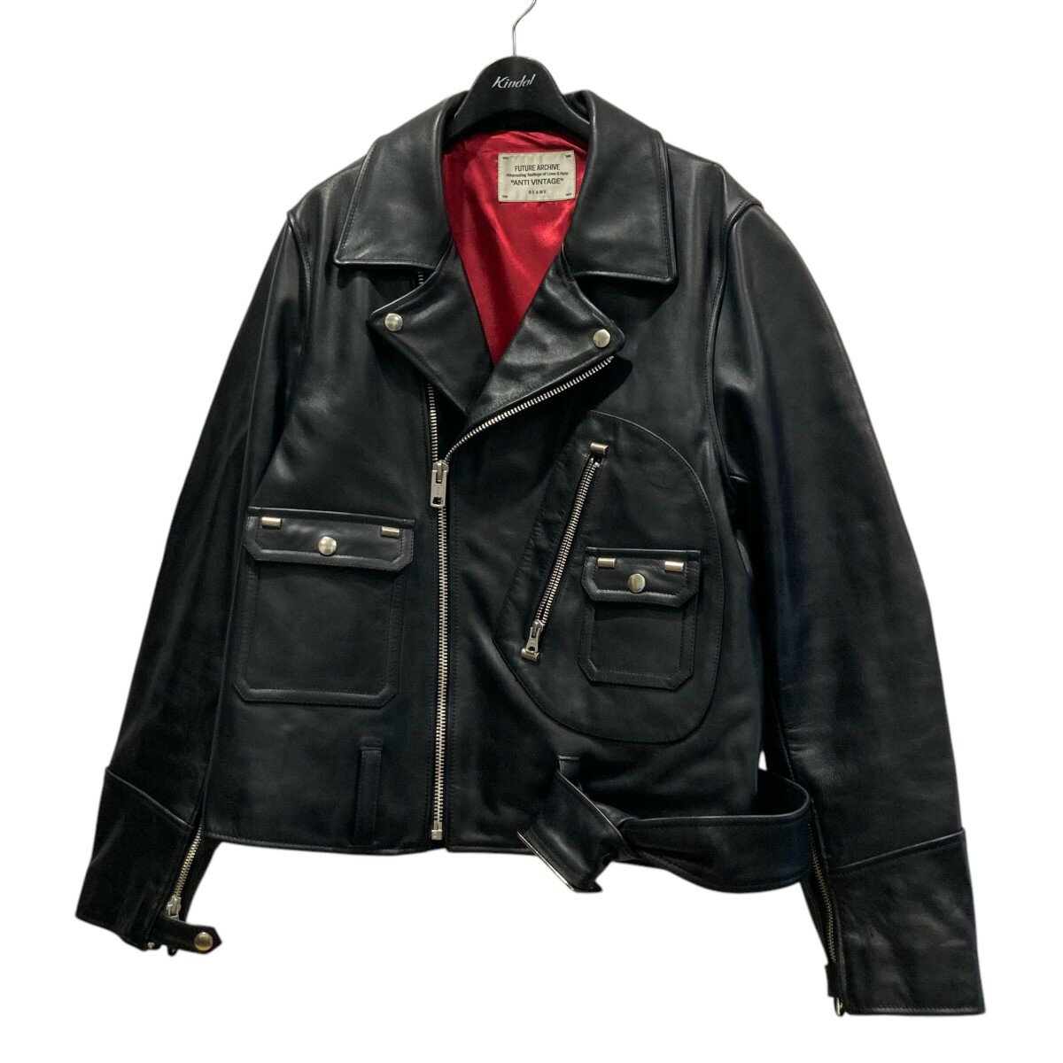 商品に関するお問い合わせ先はカインドオル自由が丘店(03-6421-2450)までどうぞ。 JYXF ご注文頂く前に必ずご確認下さい ■商品状態のランクについて 商品の状態はA〜Eまでのランク表記をさせて頂いておりますが、あくまで目安としてお受け取りください。 ■商品の表記カラーについて 掲載商品の色味はできる限り現品を再現するように心がけておりますが、ご利用のモニター環境により、実物と多少異なる場合がございます。予めご了承下さいませ。 ■商品の詳細サイズについて 実際に測ったサイズは作業上、または素材の特性上、1〜2cmの誤差が生じる場合がございますので、予めご了承くださいませ。 ■商品の在庫について 当店の商品は実店舗でも販売しております。在庫数の更新は随時行っておりますが、お買い上げ頂いた商品が品切れになってしまう場合がございます。ご迷惑をおかけ致しますが、予めご了承ください。 ※当店の商品は基本的に全て中古品となりますことをご了承下さい。多少でも商品に対し不安な点、ご不明な点等がございましたら、ご注文前にお問い合わせのうえご検討下さい。FUTURE ARCHIVE/フューチャー アーカイブ レザージャケット 11-180069-202 ブラック サイズ：L 　 Gender type 　 Condition 　 商品詳細 素材牛革 カラーブラック 表記サイズL 詳細サイズ着丈：約60cm肩幅：約42cm袖丈：約65cm身幅：約52cm裾幅：約52cm 付属品なし 商品詳細フューチャー アーカイブのレザージャケット 11-180069-202です。 ダメージ中古品の為バックスレがございます。ご理解の上ご検討ください。 　 ■商品の同梱発送に関して 同梱はすべてお断りさせて頂きます。 別注文をまとめて発送することはできません。 一注文ごとに送料・代金引き換え・振込み手数料が発生して参りますので、ご注文確定前にお買い物忘れがないか今一度ご確認下さい。 ■長期不在・受け取り拒否について お送りした商品につきましては、お客様の責任により必ずお受取り頂きますようお願い致します。 配送業者の保管期限（配送センター到着より約7日）を越えてもお受取り頂けない場合は、商品は返送されます。これにより当社が受けた損害は請求させて頂きます。 ●詳細はこちらから ■お支払いについて クレジットカード 代金引換 銀行振り込み ●決済に関する詳細はこちら 関連商品 同ブランド「フューチャー アーカイブ」の一覧を見る