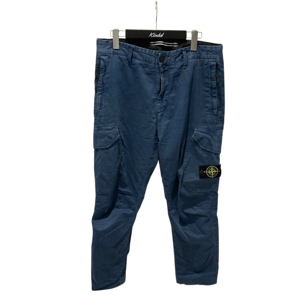 商品に関するお問い合わせ先はカインドオル神戸店(078-321-0133)までどうぞ。 SMXF ご注文頂く前に必ずご確認下さい ■商品状態のランクについて 商品の状態はA〜Eまでのランク表記をさせて頂いておりますが、あくまで目安としてお受け取りください。 ■商品の表記カラーについて 掲載商品の色味はできる限り現品を再現するように心がけておりますが、ご利用のモニター環境により、実物と多少異なる場合がございます。予めご了承下さいませ。 ■商品の詳細サイズについて 実際に測ったサイズは作業上、または素材の特性上、1〜2cmの誤差が生じる場合がございますので、予めご了承くださいませ。 ■商品の在庫について 当店の商品は実店舗でも販売しております。在庫数の更新は随時行っておりますが、お買い上げ頂いた商品が品切れになってしまう場合がございます。ご迷惑をおかけ致しますが、予めご了承ください。 ※当店の商品は基本的に全て中古品となりますことをご了承下さい。多少でも商品に対し不安な点、ご不明な点等がございましたら、ご注文前にお問い合わせのうえご検討下さい。STONE ISLAND/ストーンアイランド カーゴパンツ 721531304 ブルー サイズ：W30 　 Gender type 　 Condition 　 商品詳細 素材コットン カラーブルー 表記サイズW30 詳細サイズウエスト：約84cm股上　　：約30cmレングス：約66cmもも幅　：約31cm裾幅　　：約17cmヒップ　：約50cm 付属品なし 商品詳細ストーンアイランドのカーゴパンツ 721531304です。 ダメージ色褪せ、バック左足シミ、汚れ等使用感が見受けられます。ユーズド商品となりますので、予めご了承くださいませ。 　 ■商品の同梱発送に関して 同梱はすべてお断りさせて頂きます。 別注文をまとめて発送することはできません。 一注文ごとに送料・代金引き換え・振込み手数料が発生して参りますので、ご注文確定前にお買い物忘れがないか今一度ご確認下さい。 ■長期不在・受け取り拒否について お送りした商品につきましては、お客様の責任により必ずお受取り頂きますようお願い致します。 配送業者の保管期限（配送センター到着より約7日）を越えてもお受取り頂けない場合は、商品は返送されます。これにより当社が受けた損害は請求させて頂きます。 ●詳細はこちらから ■お支払いについて クレジットカード 代金引換 銀行振り込み ●決済に関する詳細はこちら 関連商品 同ブランド「ストーンアイランド」の一覧を見る