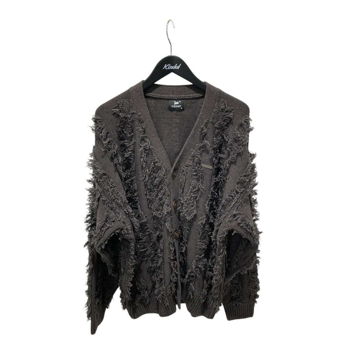 商品に関するお問い合わせ先はカインドオル神戸店(078-321-0133)までどうぞ。 SMXJ ご注文頂く前に必ずご確認下さい ■商品状態のランクについて 商品の状態はA〜Eまでのランク表記をさせて頂いておりますが、あくまで目安としてお受け取りください。 ■商品の表記カラーについて 掲載商品の色味はできる限り現品を再現するように心がけておりますが、ご利用のモニター環境により、実物と多少異なる場合がございます。予めご了承下さいませ。 ■商品の詳細サイズについて 実際に測ったサイズは作業上、または素材の特性上、1〜2cmの誤差が生じる場合がございますので、予めご了承くださいませ。 ■商品の在庫について 当店の商品は実店舗でも販売しております。在庫数の更新は随時行っておりますが、お買い上げ頂いた商品が品切れになってしまう場合がございます。ご迷惑をおかけ致しますが、予めご了承ください。 ※当店の商品は基本的に全て中古品となりますことをご了承下さい。多少でも商品に対し不安な点、ご不明な点等がございましたら、ご注文前にお問い合わせのうえご検討下さい。Patta/ フリンジカーディガン ブラック サイズ：M 　 Gender type 　 Condition 　 商品詳細 素材コットン×アクリル カラーブラック 表記サイズM 詳細サイズ着丈：約69cm肩幅：約56cm袖丈：約59cm身幅：約64cm裾幅：約50cm 付属品なし ダメージ部分ホツレ等、使用感が見受けられます。ユーズド商品となりますので、予めご了承くださいませ。 　 ■商品の同梱発送に関して 同梱はすべてお断りさせて頂きます。 別注文をまとめて発送することはできません。 一注文ごとに送料・代金引き換え・振込み手数料が発生して参りますので、ご注文確定前にお買い物忘れがないか今一度ご確認下さい。 ■長期不在・受け取り拒否について お送りした商品につきましては、お客様の責任により必ずお受取り頂きますようお願い致します。 配送業者の保管期限（配送センター到着より約7日）を越えてもお受取り頂けない場合は、商品は返送されます。これにより当社が受けた損害は請求させて頂きます。 ●詳細はこちらから ■お支払いについて クレジットカード 代金引換 銀行振り込み ●決済に関する詳細はこちら 関連商品 同ブランド「」の一覧を見る