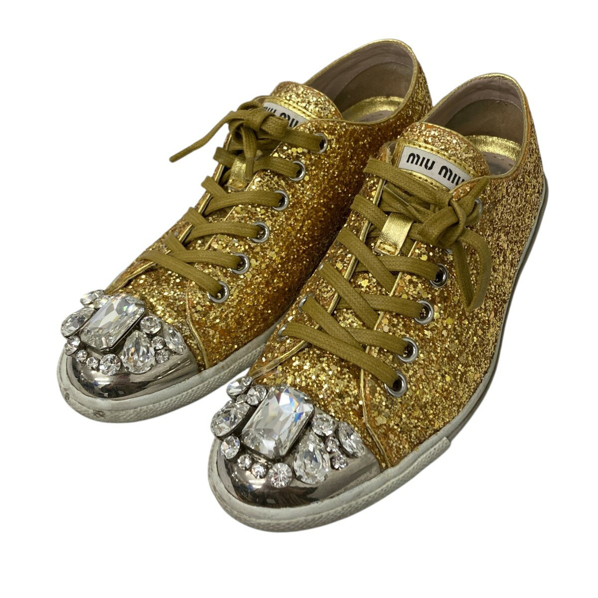 商品に関するお問い合わせ先はカインドオル渋谷神南店(03-3770-5088)までどうぞ。 JNXO ご注文頂く前に必ずご確認下さい ■商品状態のランクについて 商品の状態はA〜Eまでのランク表記をさせて頂いておりますが、あくまで目安としてお受け取りください。 ■商品の表記カラーについて 掲載商品の色味はできる限り現品を再現するように心がけておりますが、ご利用のモニター環境により、実物と多少異なる場合がございます。予めご了承下さいませ。 ■商品の詳細サイズについて 実際に測ったサイズは作業上、または素材の特性上、1〜2cmの誤差が生じる場合がございますので、予めご了承くださいませ。 ■商品の在庫について 当店の商品は実店舗でも販売しております。在庫数の更新は随時行っておりますが、お買い上げ頂いた商品が品切れになってしまう場合がございます。ご迷惑をおかけ致しますが、予めご了承ください。 ※当店の商品は基本的に全て中古品となりますことをご了承下さい。多少でも商品に対し不安な点、ご不明な点等がございましたら、ご注文前にお問い合わせのうえご検討下さい。MIU MIU/ミュウミュウ ローカットスニーカー ゴールド サイズ：37.5 　 Gender type 　 Condition 　 商品詳細 カラーゴールド 表記サイズ37.5 詳細サイズ全高　　　：約7cmソール全長：約27cm甲の横幅　：約9cm 付属品なし 商品詳細ミュウミュウのローカットスニーカーです。 ダメージ使用感がございます。ご理解の上ご検討ください。 　 ■商品の同梱発送に関して 同梱はすべてお断りさせて頂きます。 別注文をまとめて発送することはできません。 一注文ごとに送料・代金引き換え・振込み手数料が発生して参りますので、ご注文確定前にお買い物忘れがないか今一度ご確認下さい。 ■長期不在・受け取り拒否について お送りした商品につきましては、お客様の責任により必ずお受取り頂きますようお願い致します。 配送業者の保管期限（配送センター到着より約7日）を越えてもお受取り頂けない場合は、商品は返送されます。これにより当社が受けた損害は請求させて頂きます。 ●詳細はこちらから ■お支払いについて クレジットカード 代金引換 銀行振り込み ●決済に関する詳細はこちら 関連商品 同ブランド「ミュウミュウ」の一覧を見る