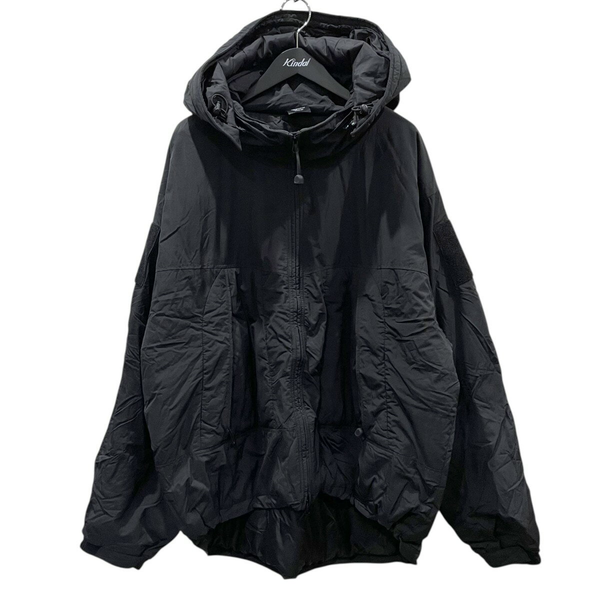 この商品はオンライン限定商品です。 YBXC ご注文頂く前に必ずご確認下さい ■商品状態のランクについて 商品の状態はS〜Dまでのランク表記をさせて頂いておりますが、あくまで目安としてお受け取りください。 ■商品の表記カラーについて 掲載商品の色味はできる限り現品を再現するように心がけておりますが、ご利用のモニター環境により、実物と多少異なる場合がございます。予めご了承下さいませ。 ■商品の詳細サイズについて 実際に測ったサイズは作業上、または素材の特性上、1〜2cmの誤差が生じる場合がございますので、予めご了承くださいませ。 ■商品の在庫について 在庫数の更新は随時行っておりますが、お買い上げ頂いた商品が品切れになってしまう場合がございます。ご迷惑をおかけ致しますが、予めご了承ください。 ※当店の商品は基本的に全て中古品となりますことをご了承下さい。多少でも商品に対し不安な点、ご不明な点等がございましたら、ご注文前にお問い合わせのうえご検討下さい。WAIPER/ワイパー ジップアップ中綿ジャケット 米軍 PCU LEVEL7 TYPE1 PRIMALOFT JACKET PERTEX UNLIMITED WP1021 ブラック サイズ：XL 　 Gender type 　 Condition 　 商品詳細 素材ナイロン・ポリエステル カラーブラック 表記サイズXL 仕様フード取外し可。 詳細サイズ着丈：約83cm肩幅：約65cm袖丈：約68cm身幅：約81cm裾幅：約70cm 付属品なし 商品詳細ワイパーのジップアップ中綿ジャケット 米軍 PCU LEVEL7 TYPE1 PRIMALOFT JACKET PERTEX UNLIMITED WP1021です。 ダメージ少々着用感、首元・袖口それぞれ内側に薄汚れが見受けられます。 　 ■商品の同梱発送に関して 同梱はすべてお断りさせて頂きます。 別注文をまとめて発送することはできません。 一注文ごとに送料・代金引き換え・振込み手数料が発生して参りますので、ご注文確定前にお買い物忘れがないか今一度ご確認下さい。 ■長期不在・受け取り拒否について お送りした商品につきましては、お客様の責任により必ずお受取り頂きますようお願い致します。 配送業者の保管期限（配送センター到着より約7日）を越えてもお受取り頂けない場合は、商品は返送されます。これにより当社が受けた損害は請求させて頂きます。 ●詳細はこちらから ■お支払いについて クレジットカード 代金引換 銀行振り込み ●決済に関する詳細はこちら 関連商品 同ブランド「ワイパー」の一覧を見る