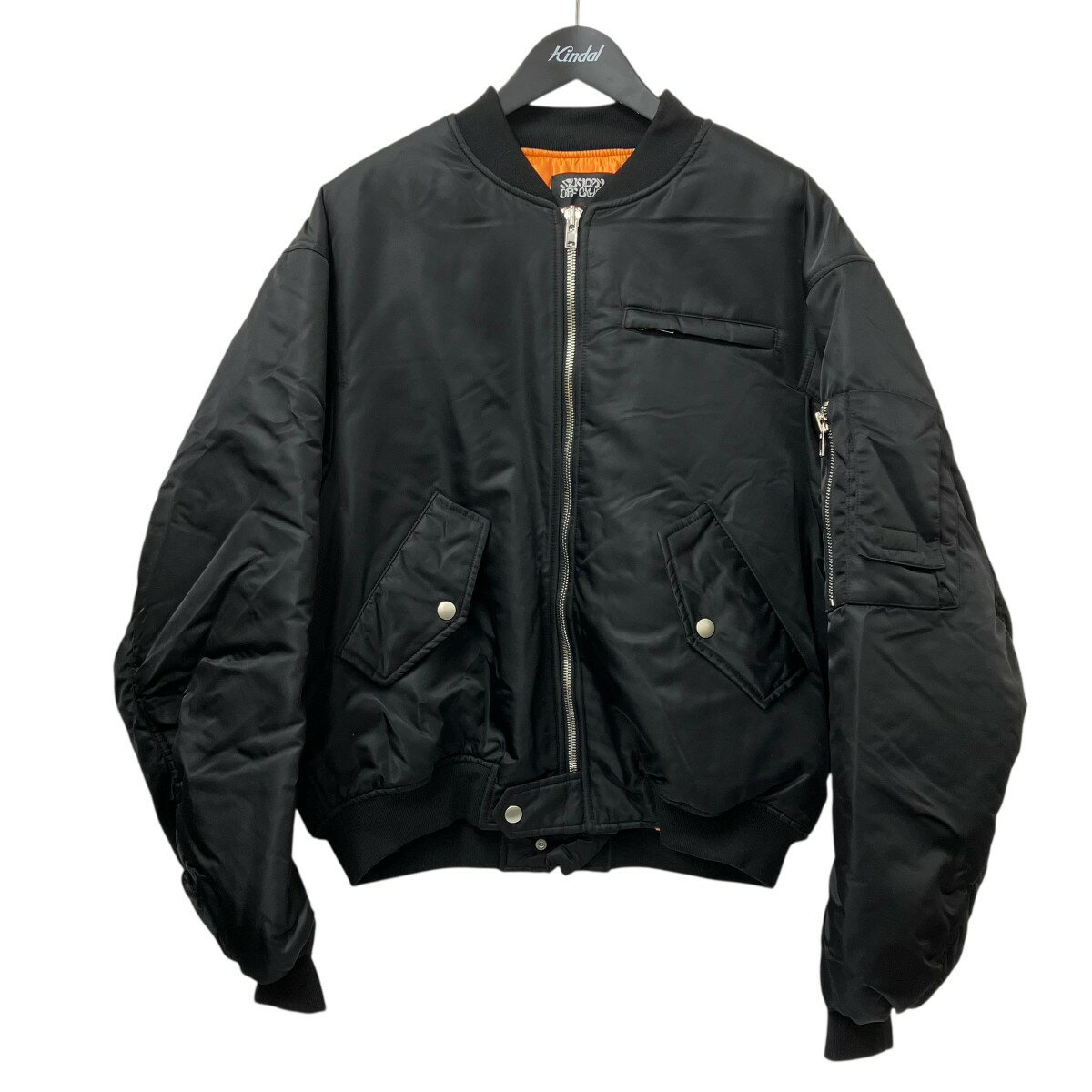 商品に関するお問い合わせ先はカインドオル京都店(075-252-2424)までどうぞ。 TMXG ご注文頂く前に必ずご確認下さい ■商品状態のランクについて 商品の状態はA〜Eまでのランク表記をさせて頂いておりますが、あくまで目安としてお受け取りください。 ■商品の表記カラーについて 掲載商品の色味はできる限り現品を再現するように心がけておりますが、ご利用のモニター環境により、実物と多少異なる場合がございます。予めご了承下さいませ。 ■商品の詳細サイズについて 実際に測ったサイズは作業上、または素材の特性上、1〜2cmの誤差が生じる場合がございますので、予めご了承くださいませ。 ■商品の在庫について 当店の商品は実店舗でも販売しております。在庫数の更新は随時行っておりますが、お買い上げ頂いた商品が品切れになってしまう場合がございます。ご迷惑をおかけ致しますが、予めご了承ください。 ※当店の商品は基本的に全て中古品となりますことをご了承下さい。多少でも商品に対し不安な点、ご不明な点等がございましたら、ご注文前にお問い合わせのうえご検討下さい。sundayoffclub/サンデーオフクラブ zip bomber jaket MA-1ジャケット ブラック サイズ：1 　 Gender type 　 Condition 　 商品詳細 素材表記不明 カラーブラック 表記サイズ1 詳細サイズ着丈：約68cm肩幅：約56cm袖丈：約60cm身幅：約67cm裾幅：約46cm 付属品なし 商品詳細サンデーオフクラブのzip bomber jaket MA-1ジャケットです。 ダメージ特に大きなヨゴレ・ダメージはございませんが、少々の着用感がございます。USED商品であることをご理解の上ご検討ください。 　 ■商品の同梱発送に関して 同梱はすべてお断りさせて頂きます。 別注文をまとめて発送することはできません。 一注文ごとに送料・代金引き換え・振込み手数料が発生して参りますので、ご注文確定前にお買い物忘れがないか今一度ご確認下さい。 ■長期不在・受け取り拒否について お送りした商品につきましては、お客様の責任により必ずお受取り頂きますようお願い致します。 配送業者の保管期限（配送センター到着より約7日）を越えてもお受取り頂けない場合は、商品は返送されます。これにより当社が受けた損害は請求させて頂きます。 ●詳細はこちらから ■お支払いについて クレジットカード 代金引換 銀行振り込み ●決済に関する詳細はこちら 関連商品 同ブランド「サンデーオフクラブ」の一覧を見る