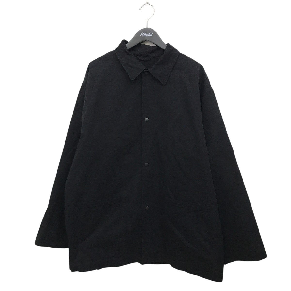 商品に関するお問い合わせ先はカインドオルフレスポ東大阪店(06-6745-1188)までどうぞ。 FSXG ご注文頂く前に必ずご確認下さい ■商品状態のランクについて 商品の状態はA〜Eまでのランク表記をさせて頂いておりますが、あくまで目安としてお受け取りください。 ■商品の表記カラーについて 掲載商品の色味はできる限り現品を再現するように心がけておりますが、ご利用のモニター環境により、実物と多少異なる場合がございます。予めご了承下さいませ。 ■商品の詳細サイズについて 実際に測ったサイズは作業上、または素材の特性上、1〜2cmの誤差が生じる場合がございますので、予めご了承くださいませ。 ■商品の在庫について 当店の商品は実店舗でも販売しております。在庫数の更新は随時行っておりますが、お買い上げ頂いた商品が品切れになってしまう場合がございます。ご迷惑をおかけ致しますが、予めご了承ください。 ※当店の商品は基本的に全て中古品となりますことをご了承下さい。多少でも商品に対し不安な点、ご不明な点等がございましたら、ご注文前にお問い合わせのうえご検討下さい。COMOLI/コモリ 25SS ポストワークツイルジャケット B01-01015 ブラック サイズ：2 　 Gender type 　 Condition 　 商品詳細 素材綿　ポリエステル カラーブラック 表記サイズ2 詳細サイズ着丈：約79cm肩幅：約54cm袖丈：約60cm身幅：約65cm裾幅：約67cm 付属品なし 商品詳細コモリの25SS ポストワークツイルジャケット B01-01015です。 ダメージ襟色褪せが見受けられます。USED品である事をご理解の上ご検討下さい。 　 ■商品の同梱発送に関して 同梱はすべてお断りさせて頂きます。 別注文をまとめて発送することはできません。 一注文ごとに送料・代金引き換え・振込み手数料が発生して参りますので、ご注文確定前にお買い物忘れがないか今一度ご確認下さい。 ■長期不在・受け取り拒否について お送りした商品につきましては、お客様の責任により必ずお受取り頂きますようお願い致します。 配送業者の保管期限（配送センター到着より約7日）を越えてもお受取り頂けない場合は、商品は返送されます。これにより当社が受けた損害は請求させて頂きます。 ●詳細はこちらから ■お支払いについて クレジットカード 代金引換 銀行振り込み ●決済に関する詳細はこちら 関連商品 同ブランド「コモリ」の一覧を見る