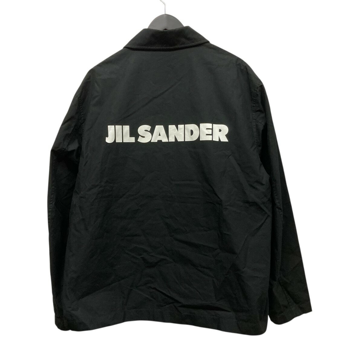 商品に関するお問い合わせ先はカインドオル中目黒店(03-6455-0139)までどうぞ。 NMXE ご注文頂く前に必ずご確認下さい ■商品状態のランクについて 商品の状態はA〜Eまでのランク表記をさせて頂いておりますが、あくまで目安としてお受け取りください。 ■商品の表記カラーについて 掲載商品の色味はできる限り現品を再現するように心がけておりますが、ご利用のモニター環境により、実物と多少異なる場合がございます。予めご了承下さいませ。 ■商品の詳細サイズについて 実際に測ったサイズは作業上、または素材の特性上、1〜2cmの誤差が生じる場合がございますので、予めご了承くださいませ。 ■商品の在庫について 当店の商品は実店舗でも販売しております。在庫数の更新は随時行っておりますが、お買い上げ頂いた商品が品切れになってしまう場合がございます。ご迷惑をおかけ致しますが、予めご了承ください。 ※当店の商品は基本的に全て中古品となりますことをご了承下さい。多少でも商品に対し不安な点、ご不明な点等がございましたら、ご注文前にお問い合わせのうえご検討下さい。JIL SANDER/ジルサンダー ロゴコーチジャケット J23BN0003 J45071 ブラック サイズ：52 　 Gender type 　 Condition 　 商品詳細 素材コットン カラーブラック 表記サイズ52 詳細サイズ着丈：約72cm肩幅：約54cm袖丈：約64cm身幅：約65cm裾幅：約68cm 付属品なし 商品詳細ジルサンダーのロゴコーチジャケット J23BN0003 J45071です。 ダメージ襟、袖口汚れがございます。ご理解の上ご検討ください。 　 ■商品の同梱発送に関して 同梱はすべてお断りさせて頂きます。 別注文をまとめて発送することはできません。 一注文ごとに送料・代金引き換え・振込み手数料が発生して参りますので、ご注文確定前にお買い物忘れがないか今一度ご確認下さい。 ■長期不在・受け取り拒否について お送りした商品につきましては、お客様の責任により必ずお受取り頂きますようお願い致します。 配送業者の保管期限（配送センター到着より約7日）を越えてもお受取り頂けない場合は、商品は返送されます。これにより当社が受けた損害は請求させて頂きます。 ●詳細はこちらから ■お支払いについて クレジットカード 代金引換 銀行振り込み ●決済に関する詳細はこちら 関連商品 同ブランド「ジルサンダー」の一覧を見る