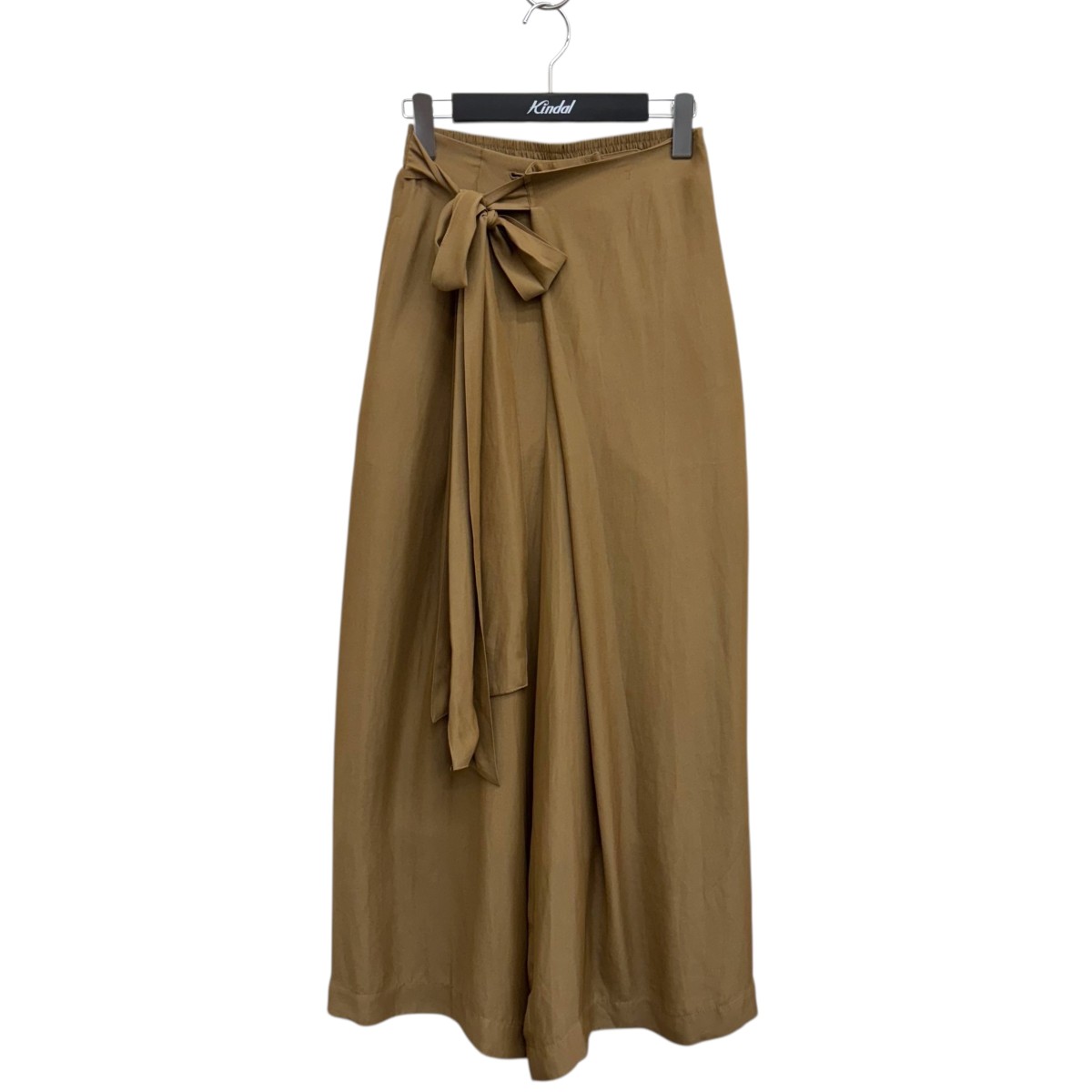 商品に関するお問い合わせ先はカインドオル梅田店(06-6131-8377)までどうぞ。 CYXF ご注文頂く前に必ずご確認下さい ■商品状態のランクについて 商品の状態はA〜Eまでのランク表記をさせて頂いておりますが、あくまで目安としてお受け取りください。 ■商品の表記カラーについて 掲載商品の色味はできる限り現品を再現するように心がけておりますが、ご利用のモニター環境により、実物と多少異なる場合がございます。予めご了承下さいませ。 ■商品の詳細サイズについて 実際に測ったサイズは作業上、または素材の特性上、1〜2cmの誤差が生じる場合がございますので、予めご了承くださいませ。 ■商品の在庫について 当店の商品は実店舗でも販売しております。在庫数の更新は随時行っておりますが、お買い上げ頂いた商品が品切れになってしまう場合がございます。ご迷惑をおかけ致しますが、予めご了承ください。 ※当店の商品は基本的に全て中古品となりますことをご了承下さい。多少でも商品に対し不安な点、ご不明な点等がございましたら、ご注文前にお問い合わせのうえご検討下さい。HYKE/ハイク ワイドパンツ 241-13272 ベージュ サイズ：1 Gender type 　 Condition 　 商品詳細 素材ポリエステル カラーベージュ 表記サイズ1 詳細サイズウエスト：約58cm股上　　：約37cmレングス：約67cmもも幅　：約39cm裾幅　　：約37cmヒップ　：約46cm 付属品なし 商品詳細ハイクのワイドパンツ 241-13272です。 ダメージ少々着用感がございますが、特に目立ったダメージや汚れ等は見受けられません。店頭にて同時販売している商品の為、試着時に小傷や擦れ汚れなどが生じる場合がございます。ささいな擦れ傷汚れはご容赦ください。 　 ■商品の同梱発送に関して 同梱はすべてお断りさせて頂きます。 別注文をまとめて発送することはできません。 一注文ごとに送料・代金引き換え・振込み手数料が発生して参りますので、ご注文確定前にお買い物忘れがないか今一度ご確認下さい。 ■長期不在・受け取り拒否について お送りした商品につきましては、お客様の責任により必ずお受取り頂きますようお願い致します。 配送業者の保管期限（配送センター到着より約7日）を越えてもお受取り頂けない場合は、商品は返送されます。これにより当社が受けた損害は請求させて頂きます。 ●詳細はこちらから ■お支払いについて クレジットカード 代金引換 銀行振り込み ●決済に関する詳細はこちら 関連商品 同ブランド「ハイク」の一覧を見る