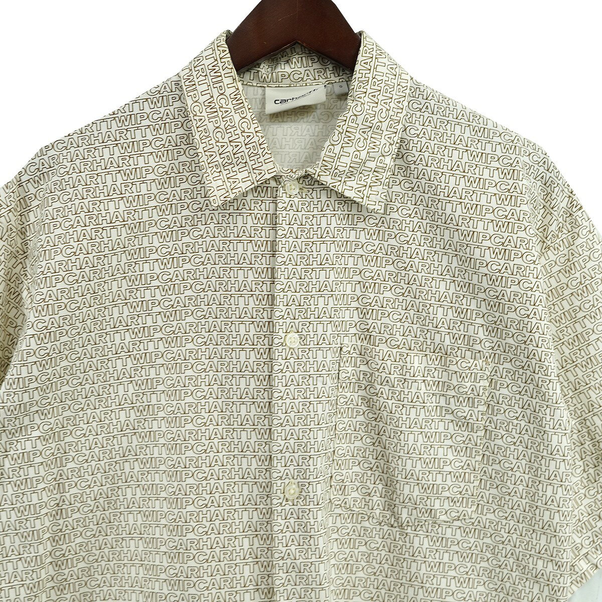 【中古】CARHARTT WIPw s／s typo shirt ロゴ 総柄 オールオーバー 半袖シャツ ホワイト×ブラウン サイズ：S【価格見直し】 kind-u-13485382 ブランド古着のカインドオル サンプル画像3
