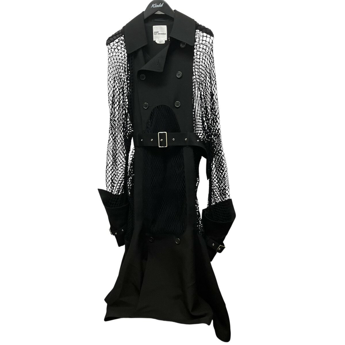 商品に関するお問い合わせ先はカインドオル中目黒店(03-6455-0139)までどうぞ。 NMXE ご注文頂く前に必ずご確認下さい ■商品状態のランクについて 商品の状態はA〜Eまでのランク表記をさせて頂いておりますが、あくまで目安としてお受け取りください。 ■商品の表記カラーについて 掲載商品の色味はできる限り現品を再現するように心がけておりますが、ご利用のモニター環境により、実物と多少異なる場合がございます。予めご了承下さいませ。 ■商品の詳細サイズについて 実際に測ったサイズは作業上、または素材の特性上、1〜2cmの誤差が生じる場合がございますので、予めご了承くださいませ。 ■商品の在庫について 当店の商品は実店舗でも販売しております。在庫数の更新は随時行っておりますが、お買い上げ頂いた商品が品切れになってしまう場合がございます。ご迷惑をおかけ致しますが、予めご了承ください。 ※当店の商品は基本的に全て中古品となりますことをご了承下さい。多少でも商品に対し不安な点、ご不明な点等がございましたら、ご注文前にお問い合わせのうえご検討下さい。noir kei ninomiya/ノワールケイニノミヤ メッシュ切り替えトレンチコート 3L-C001 ブラック サイズ：S Gender type 　 Condition 　 商品詳細 素材ウールxモヘア カラーブラック 表記サイズS 詳細サイズ着丈：約127cm肩幅：約50cm袖丈：約68cm身幅：約43cm裾幅：約75cm 付属品なし 商品詳細ノワールケイニノミヤのメッシュ切り替えトレンチコート 3L-C001です。 ダメージ中古品ですのでユーズド感が若干ございますが、気にならない程度です。ご理解の上ご検討ください。 　 ■商品の同梱発送に関して 同梱はすべてお断りさせて頂きます。 別注文をまとめて発送することはできません。 一注文ごとに送料・代金引き換え・振込み手数料が発生して参りますので、ご注文確定前にお買い物忘れがないか今一度ご確認下さい。 ■長期不在・受け取り拒否について お送りした商品につきましては、お客様の責任により必ずお受取り頂きますようお願い致します。 配送業者の保管期限（配送センター到着より約7日）を越えてもお受取り頂けない場合は、商品は返送されます。これにより当社が受けた損害は請求させて頂きます。 ●詳細はこちらから ■お支払いについて クレジットカード 代金引換 銀行振り込み ●決済に関する詳細はこちら 関連商品 同ブランド「ノワールケイニノミヤ」の一覧を見る