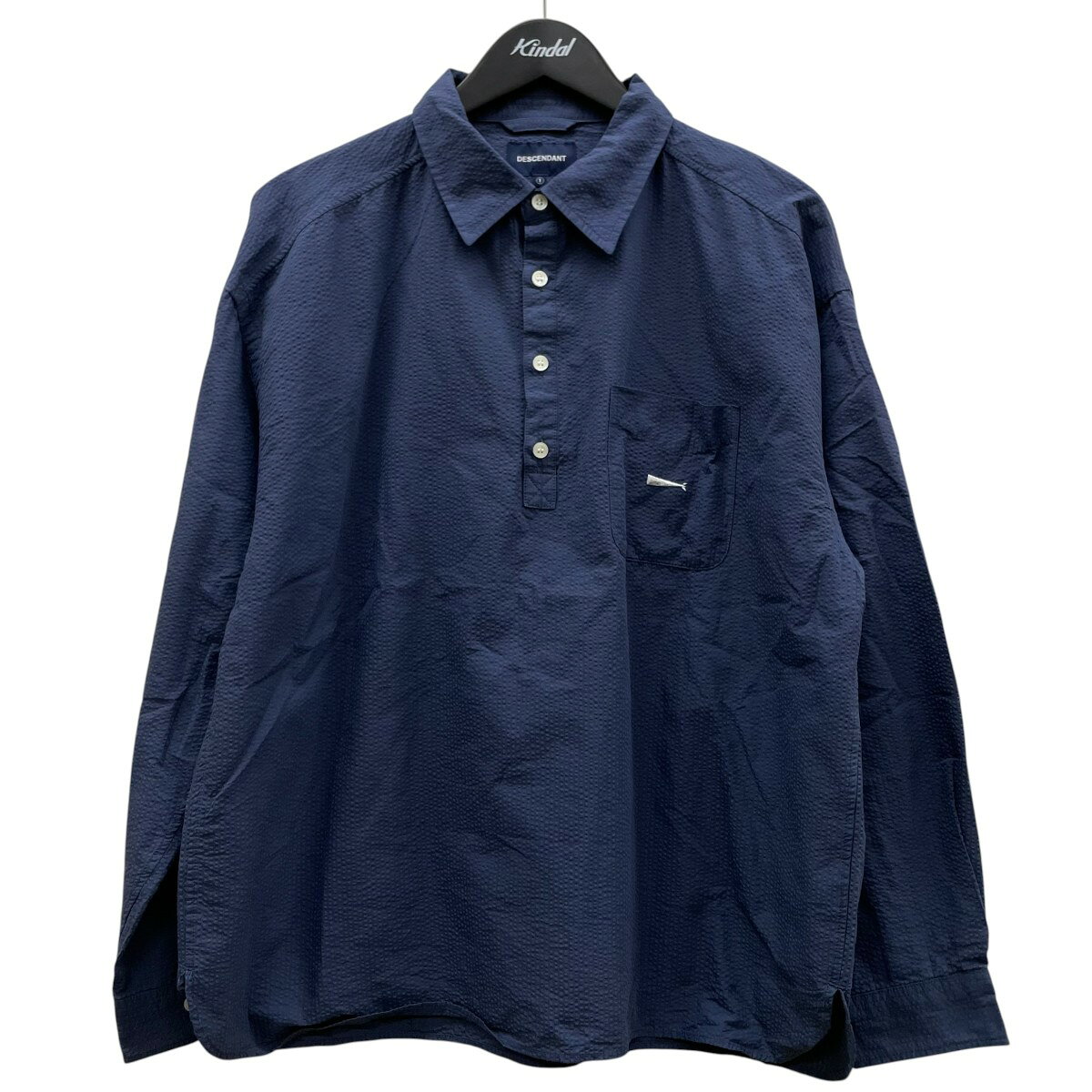 商品に関するお問い合わせ先はカインドオル広島パルコ店(082-258-7670)までどうぞ。 HPXF ご注文頂く前に必ずご確認下さい ■商品状態のランクについて 商品の状態はA〜Eまでのランク表記をさせて頂いておりますが、あくまで目安としてお受け取りください。 ■商品の表記カラーについて 掲載商品の色味はできる限り現品を再現するように心がけておりますが、ご利用のモニター環境により、実物と多少異なる場合がございます。予めご了承下さいませ。 ■商品の詳細サイズについて 実際に測ったサイズは作業上、または素材の特性上、1〜2cmの誤差が生じる場合がございますので、予めご了承くださいませ。 ■商品の在庫について 当店の商品は実店舗でも販売しております。在庫数の更新は随時行っておりますが、お買い上げ頂いた商品が品切れになってしまう場合がございます。ご迷惑をおかけ致しますが、予めご了承ください。 ※当店の商品は基本的に全て中古品となりますことをご了承下さい。多少でも商品に対し不安な点、ご不明な点等がございましたら、ご注文前にお問い合わせのうえご検討下さい。DESCENDANT/ディセンダント ロゴマーク刺繍 コットン ナイロン プルオーバーシャツ 長袖シャツ ネイビー サイズ：1 Gender type 　 Condition 　 商品詳細 素材コットン ナイロン カラーネイビー 表記サイズ1 詳細サイズ着丈：約68cm肩幅：約56cm袖丈：約53cm身幅：約60cm裾幅：約59cm 付属品なし 商品詳細ディセンダントのロゴマーク刺繍 コットン ナイロン プルオーバーシャツ 長袖シャツです。 ダメージフロント部分に数箇所汚れがございます。少々使用感が見受けられます。ユーズド商品となりますので、予めご了承くださいませ。 　 ■商品の同梱発送に関して 同梱はすべてお断りさせて頂きます。 別注文をまとめて発送することはできません。 一注文ごとに送料・代金引き換え・振込み手数料が発生して参りますので、ご注文確定前にお買い物忘れがないか今一度ご確認下さい。 ■長期不在・受け取り拒否について お送りした商品につきましては、お客様の責任により必ずお受取り頂きますようお願い致します。 配送業者の保管期限（配送センター到着より約7日）を越えてもお受取り頂けない場合は、商品は返送されます。これにより当社が受けた損害は請求させて頂きます。 ●詳細はこちらから ■お支払いについて クレジットカード 代金引換 銀行振り込み ●決済に関する詳細はこちら 関連商品 同ブランド「ディセンダント」の一覧を見る