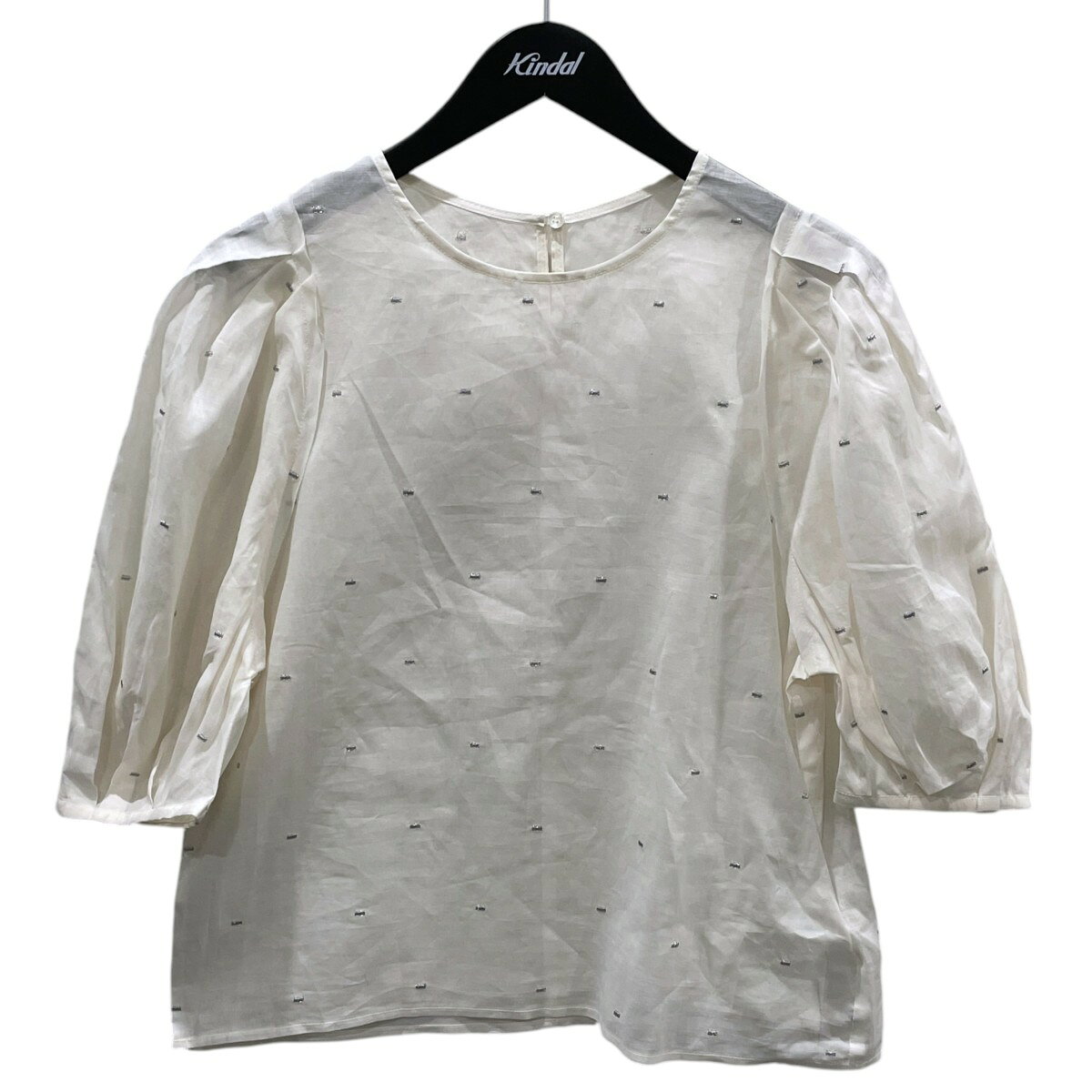 この商品はオンライン限定商品です。 YBXC ご注文頂く前に必ずご確認下さい ■商品状態のランクについて 商品の状態はS〜Dまでのランク表記をさせて頂いておりますが、あくまで目安としてお受け取りください。 ■商品の表記カラーについて 掲載商品の色味はできる限り現品を再現するように心がけておりますが、ご利用のモニター環境により、実物と多少異なる場合がございます。予めご了承下さいませ。 ■商品の詳細サイズについて 実際に測ったサイズは作業上、または素材の特性上、1〜2cmの誤差が生じる場合がございますので、予めご了承くださいませ。 ■商品の在庫について 在庫数の更新は随時行っておりますが、お買い上げ頂いた商品が品切れになってしまう場合がございます。ご迷惑をおかけ致しますが、予めご了承ください。 ※当店の商品は基本的に全て中古品となりますことをご了承下さい。多少でも商品に対し不安な点、ご不明な点等がございましたら、ご注文前にお問い合わせのうえご検討下さい。SALON adam et rope’/サロン アダム エ ロペ 26SS ラメドット刺繍ボリュームスリーブブラウス SHH-26130 オフホワイト・シルバー サイズ：フリーサイズ Gender type 　 Condition 　 商品詳細 素材コットン・ポリエステル カラーオフホワイト・シルバー 表記サイズフリーサイズ 詳細サイズ着丈：約51cm肩幅：約31cm袖丈：約41cm身幅：約51cm裾幅：約50cm 付属品なし 商品詳細サロン アダム エ ロペの26SS ラメドット刺繍ボリュームスリーブブラウス SHH-26130です。 ダメージコンディション良好ですが、展示・保存状況などで若干の着用感・小傷・汚れ等が見受けられる場合がございます。USED品である事をご理解の上ご検討お願い致します。 　 ■商品の同梱発送に関して 同梱はすべてお断りさせて頂きます。 別注文をまとめて発送することはできません。 一注文ごとに送料・代金引き換え・振込み手数料が発生して参りますので、ご注文確定前にお買い物忘れがないか今一度ご確認下さい。 ■長期不在・受け取り拒否について お送りした商品につきましては、お客様の責任により必ずお受取り頂きますようお願い致します。 配送業者の保管期限（配送センター到着より約7日）を越えてもお受取り頂けない場合は、商品は返送されます。これにより当社が受けた損害は請求させて頂きます。 ●詳細はこちらから ■お支払いについて クレジットカード 代金引換 銀行振り込み ●決済に関する詳細はこちら 関連商品 同ブランド「サロン アダム エ ロペ」の一覧を見る