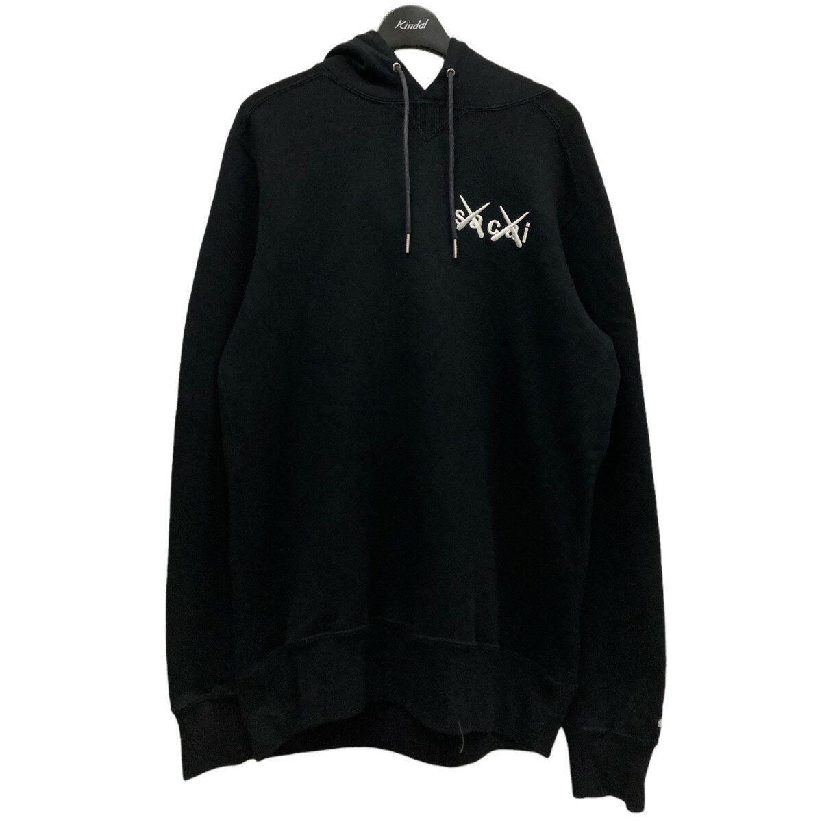【中古】sacai×KAWS　21SS「Embroidery Hoodie」ロゴパーカー ブラック サイズ：2 【100822】（サカイ×カウズ）のサムネイル
