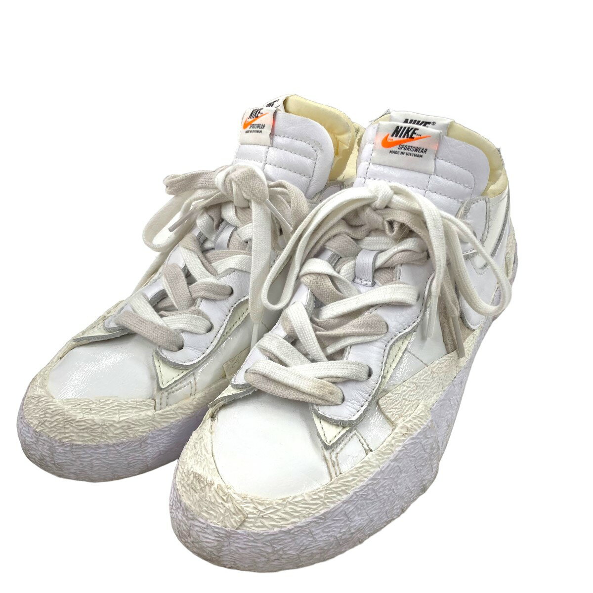 yÁzNIKE ~ sacai@uBLAZER LOW White Patent Leatherv [JbgXj[J[ zCg TCYF27cm y200324ziiCL ~ TJCj