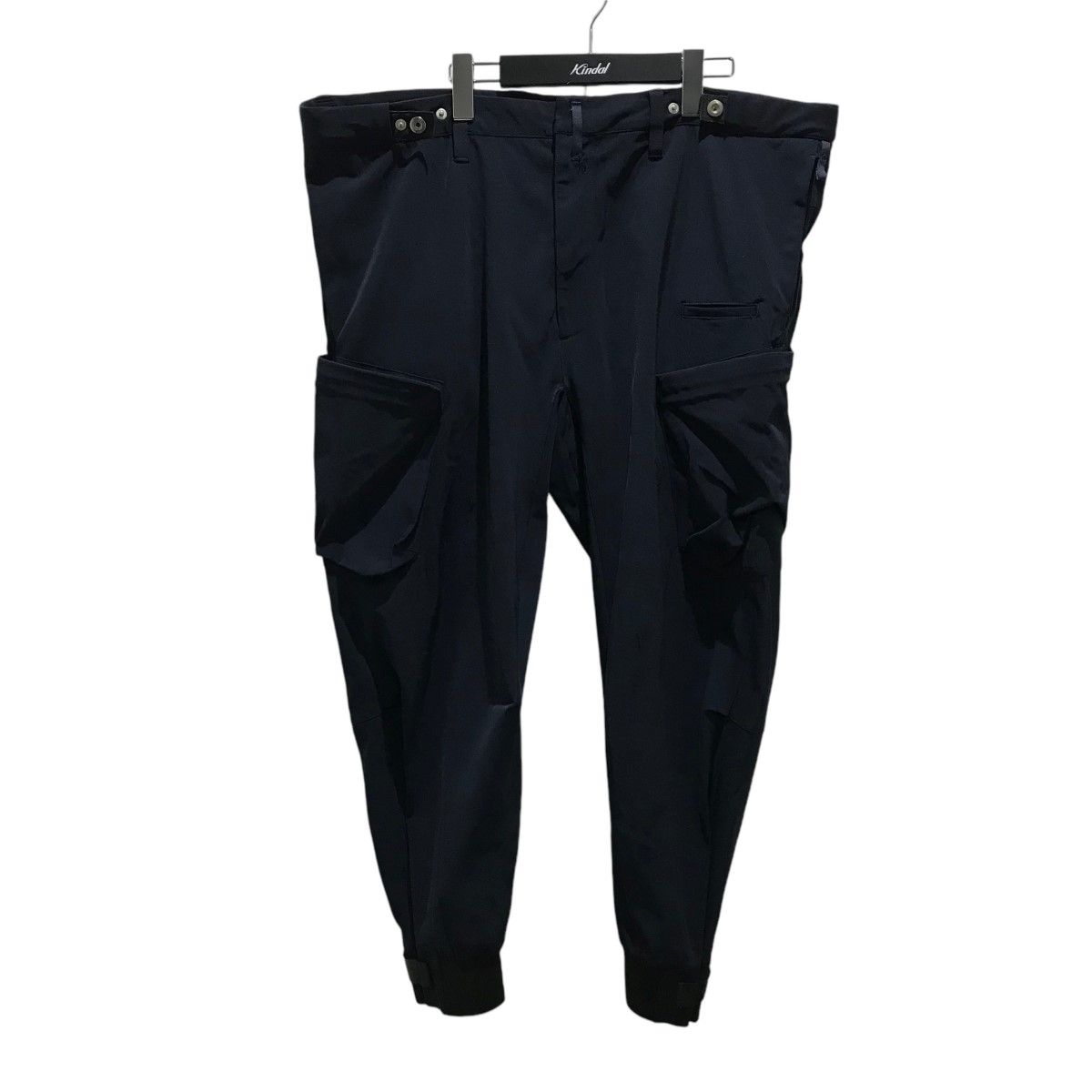 この商品はオンライン限定商品です。 GZXG ご注文頂く前に必ずご確認下さい ■商品状態のランクについて 商品の状態はS〜Dまでのランク表記をさせて頂いておりますが、あくまで目安としてお受け取りください。 ■商品の表記カラーについて 掲載商品の色味はできる限り現品を再現するように心がけておりますが、ご利用のモニター環境により、実物と多少異なる場合がございます。予めご了承下さいませ。 ■商品の詳細サイズについて 実際に測ったサイズは作業上、または素材の特性上、1〜2cmの誤差が生じる場合がございますので、予めご了承くださいませ。 ■商品の在庫について 在庫数の更新は随時行っておりますが、お買い上げ頂いた商品が品切れになってしまう場合がございます。ご迷惑をおかけ致しますが、予めご了承ください。 ※当店の商品は基本的に全て中古品となりますことをご了承下さい。多少でも商品に対し不安な点、ご不明な点等がございましたら、ご注文前にお問い合わせのうえご検討下さい。POLIQUANT/ポリクアント ナイロンカーゴパンツ 1701021 ネイビー サイズ：4 　 Gender type 　 Condition 　 商品詳細 素材ナイロン　ポリウレタン カラーネイビー 表記サイズ4 詳細サイズウエスト：約104cm股上　　：約42cmレングス：約61cmもも幅　：約36cm裾幅　　：約15cmヒップ　：約51cm 付属品なし 商品詳細ポリクアントのナイロンカーゴパンツ 1701021です。 ダメージユーズド感が少しございますが目立たない程度です。なお、若干の小傷・小汚れなどご理解の上御検討下さい。 　 ■商品の同梱発送に関して 同梱はすべてお断りさせて頂きます。 別注文をまとめて発送することはできません。 一注文ごとに送料・代金引き換え・振込み手数料が発生して参りますので、ご注文確定前にお買い物忘れがないか今一度ご確認下さい。 ■長期不在・受け取り拒否について お送りした商品につきましては、お客様の責任により必ずお受取り頂きますようお願い致します。 配送業者の保管期限（配送センター到着より約7日）を越えてもお受取り頂けない場合は、商品は返送されます。これにより当社が受けた損害は請求させて頂きます。 ●詳細はこちらから ■お支払いについて クレジットカード 代金引換 銀行振り込み ●決済に関する詳細はこちら 関連商品 同ブランド「ポリクアント」の一覧を見る