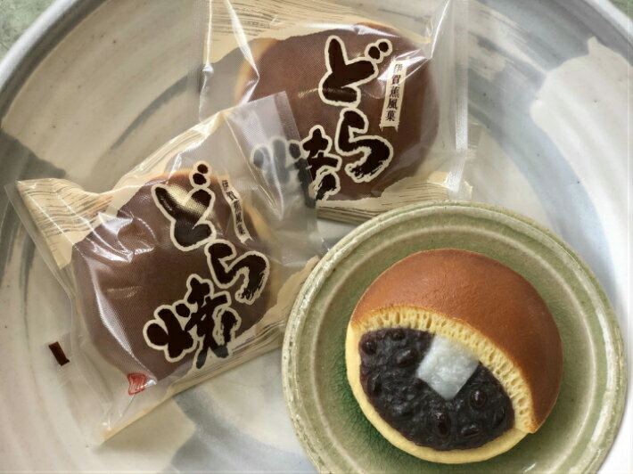 もち入りどら焼き 名称 焼菓子 原材料名 砂糖、小麦粉、鶏卵、小豆、トレハロース、牛乳、もち粉(国産)、蜂蜜、水飴、膨張剤 内容量 10個 賞味期限 製造日から30日別途袋に記載 保存方法 直射日光を避け常温で保存 製造者 株式会社欣榮堂 三重県伊賀市西明寺251欣榮堂の人気商品がお取り寄せできるようになりました。三重県伊賀市創業120年老舗和菓子屋菓匠 欣榮堂ロングヒット商品&nbsp;【&nbsp;もち入りどら焼き&nbsp;10個入&nbsp;】【&nbsp;もち入り&nbsp;】国産餅粉使用、大きめにカットした求肥餅を粒餡と一緒にサンド。食べ応え抜群【&nbsp;北海道産小豆&nbsp;】餡職人こだわりの北海道産小豆をじっくりと手間をかけ丁寧に炊き上げた自家製の粒あんをたっぷり【&nbsp;こだわり&nbsp;】生地は一晩寝かしつけ、しっとり鉄板でじっくり焼き上げ、ふっくら甘さ控えめな粒あんにおもち、生地のバランスが絶妙【&nbsp;保存料・防腐剤不使用&nbsp;】不要なものは一切使用せず昔ながらの和の製法で時間をかけ丁寧に作り上げた安心安全品質4代目和菓子職人による手作業で一つひとつ丁寧にお作りしています。素材にこだわり、昔ながらの味、製法を守りつつ出来た欣榮堂のロングセラー商品【&nbsp;もち入りどら焼き&nbsp;】食べ応え抜群の逸品を是非お楽しみ下さい。【&nbsp;お日保ち30日&nbsp;】常温での配送になります。賞味期限 製造から30日商品到着後は、高温多湿を避け常温での保存をおすすめ致します。【&nbsp;お持たせ・贈り物に&nbsp;】化粧箱にお入れし、包装してお届け致します。紙袋、熨斗、領収書等、ご希望の場合はコメント欄へお願い致します。ギフト等 【&nbsp;大口注文&nbsp;】承ります工場直売の為、できる限り柔軟に対応致します。お気軽にお問合せ下さい。＊お届け先がご不在で、消費期限内にお届けできない場合でも返品及び返金は出来ません。ご了承ください。＊交通、天候、その他の事情によりご希望日のお届けができなくなる場合もございます。＊受注生産の為、ご注文量によりご希望日のお届けができなくなる場合もございます予めご理解下さいます様、お願い致します。