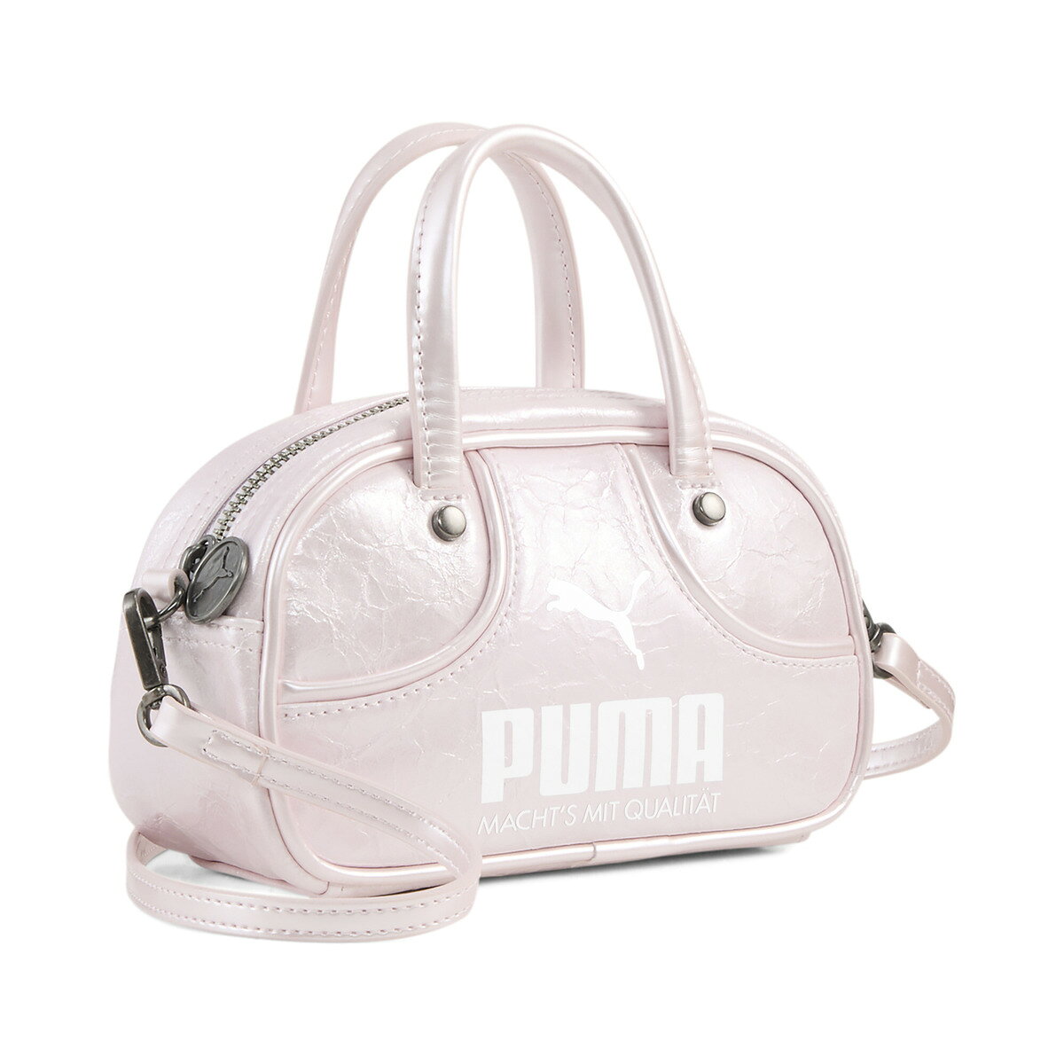 1950年代に誕生したPUMA Gripバッグは、スポーツの必需品から、ファッションの定番アイテムへと成長しました。1976年モデルをベースに、ヴィンテージ感のあるシルエットとモダンな輝きをミックスしたデザインが魅力。メインはジッパー式コンパートメントで、小物をスムーズに出し入れできます。内側にはクレジットカードを収納できるスリップインポケットを備え、細かなアイテムも整理しやすい仕様。パッド入りのフラットキャリーハンドルに加え、取り外し可能なストラップも付属しています。身の回りの必需品をコンパクトに持ち運びたいときや、コーディネートのアクセントとしてもおすすめです。【詳細】用途：PUMAのあるライフスタイルメインジッパーコンパートメントクレジットカード用スリップイン内ポケットパッド入りフラットキャリーハンドル容量：1L【素材】裏地：100% ポリエステル 本体：100% ポリエステル（ポリウレタンコーティング） メーカー希望小売価格はメーカーサイトに基づいて掲載しています