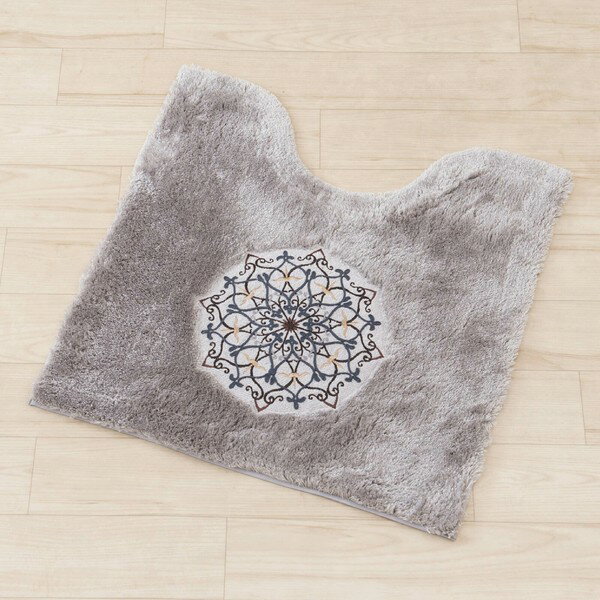 【クーポン最大550円OFF!】【送料無料】M＋home ペルシャの陶器柄を刺繍したトイレタリー『ミーナ』 トイレマット 約65×65cm グレー トイレタリー 滑りにくい ウォッシャブル 新生活 ラグジュアリー モダン エレガンス センコー