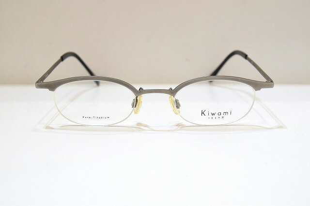 「Syun Kiwami(シュンキワミ)KM-002 col.4」のヴィンテージメガネフレーム新品です。 シンプルなボストン型ブロータイプのメガネフレームです。 チタン製の非常に軽いメガネフレームに仕上がっています。 レンズサイズ46mm、鼻幅21mm、全体幅133mmです。 新品ですが店頭展示品ですので神経質な方は購入をお控えくださいませ。「Syun Kiwami(シュンキワミ)KM-002 col.4」のヴィンテージメガネフレーム新品です。