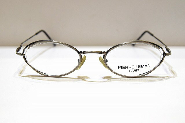 「PIERRE LEMAN(ピエールルマン)PL577 100」のヴィンテージメガネフレーム新品です。 フランス製のヴィンテージメガネフレームです。 アンティークシルバーカラーのかっこいいメガネフレームです。 レンズサイズ48mm、鼻幅19mm、全体幅137mmです。 新品ですが古いものなので神経質な方は購入をお控えくださいませ。「PIERRE LEMAN(ピエールルマン)PL577 100」のヴィンテージメガネフレーム新品です。
