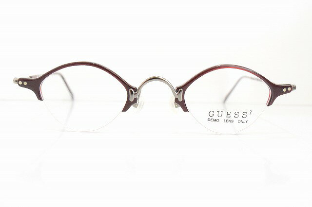 「GUESS(ゲス)GU4072 col.RD」のヴィンテージメガネフレーム新品です。 クラシックな雰囲気を持った個性的なデザインのメガネフレームです。 職人さんによって手作りで作られたメガネフレームで、蝶番もかしめ金具を使って取り付けられています。 レンズサイズ42mm、鼻幅25mm、全体幅136mmです。 新品ですが古いものなので神経質な方は購入をお控えくださいませ。「GUESS(ゲス)GU4072 col.RD」のヴィンテージメガネフレーム新品です。