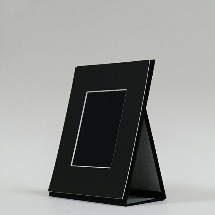 表紙外寸278×218mm 抜き内寸155×110mm(2Lサイズ用) 中枠は高級感のあるVカットマットを使用 住宅事情やお仏壇の小型化で普段大きな遺影写真を飾れないケースが増えてきています。 普段はそっとしまっておいて、法事などの折々にだ...